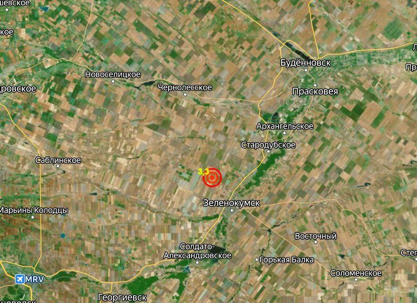 В ночь на 9 января в 8 км северо западнее Зеленокумска произошло землетрясение магнитудой 3 3 Толчки были зафиксированы в 5 36 на глубине 10 км Эпицентр находился в 44 км от Георгиевска и 75 км от Пятигорска По данным сейсмологов подземные толчки ощущались в населённых пунктах на юго востоке Ставропольского края Сообщений о разрушениях или пострадавших не поступало Предыдущее землетрясение случилось под Зеленокумском 15 декабря Тогда его магнитуда составляла 4 балла а эпицентр находился на глубине 10 км Телеграм typical stv