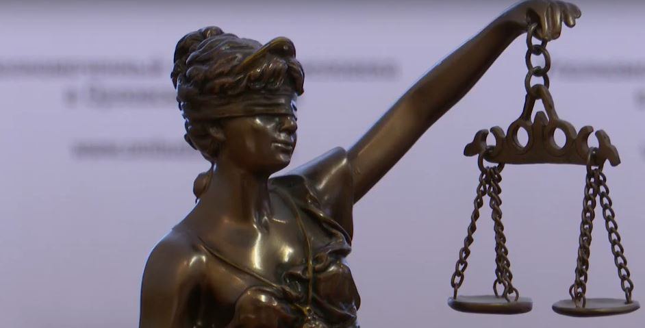 Бывшего орловского полицейского будут судить за взятку. Размер взятки, которая фигурирует в уголовном деле — 22 тысячи рублей. Вот, что сообщили региональном Следственном комитете: «Следствием установлено, что в июне 2022 года обвиняемый являлся старшим инспектором отдельного батальона ДПС ГИБДД УМВД России по Орловской области. К нему обратился знакомый с просьбой решить вопрос о беспрепятственном проезде по территории области и не привлечении к административной ответственности одного из водителей, перевозившего крупногабаритный груз. Мужчина согласился и попросил инспектора ДПС отделения ДПС ГИБДД МО МВД России «Мценский», остановившего транспортное средство, не препятствовать его дальнейшему передвижению. За указанные действия обвиняемый получил от своего знакомого взятку в размере 22 тыс. рублей.» Обвиняемый частично признал вину. Дело направлено в суд.