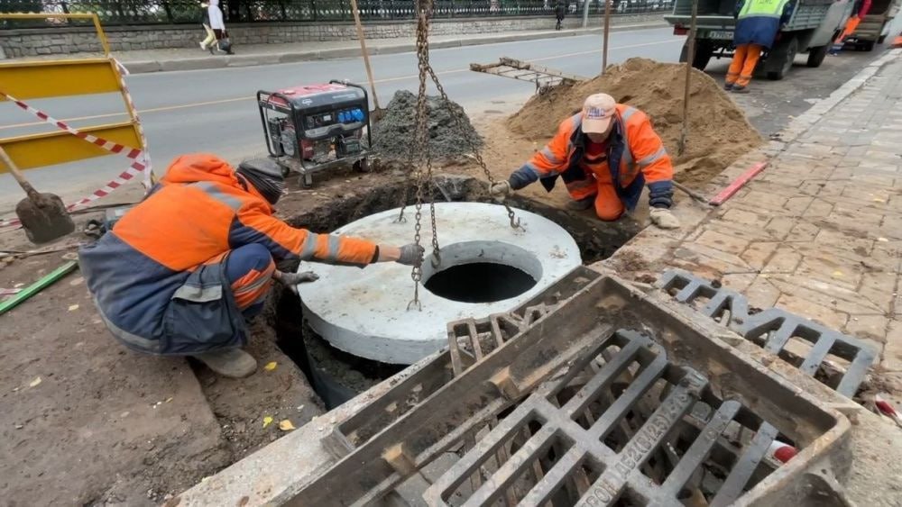 В Кирове планируют разработать схему городской ливневой канализации  Общая площадь канализации в Кирове составляет более 73 тысяч кв. метров. Основная проблема заключается в том, что большая часть проложена в 60-70-х годах прошлого века и имеет высокий процент износа. Требуются замена или капитальный ремонт коммуникаций.  Первый замглавы администрации Дмитрий Печёнкин заявил, что для составления схемы канализации объявят конкурс по поиску подрядной организации.