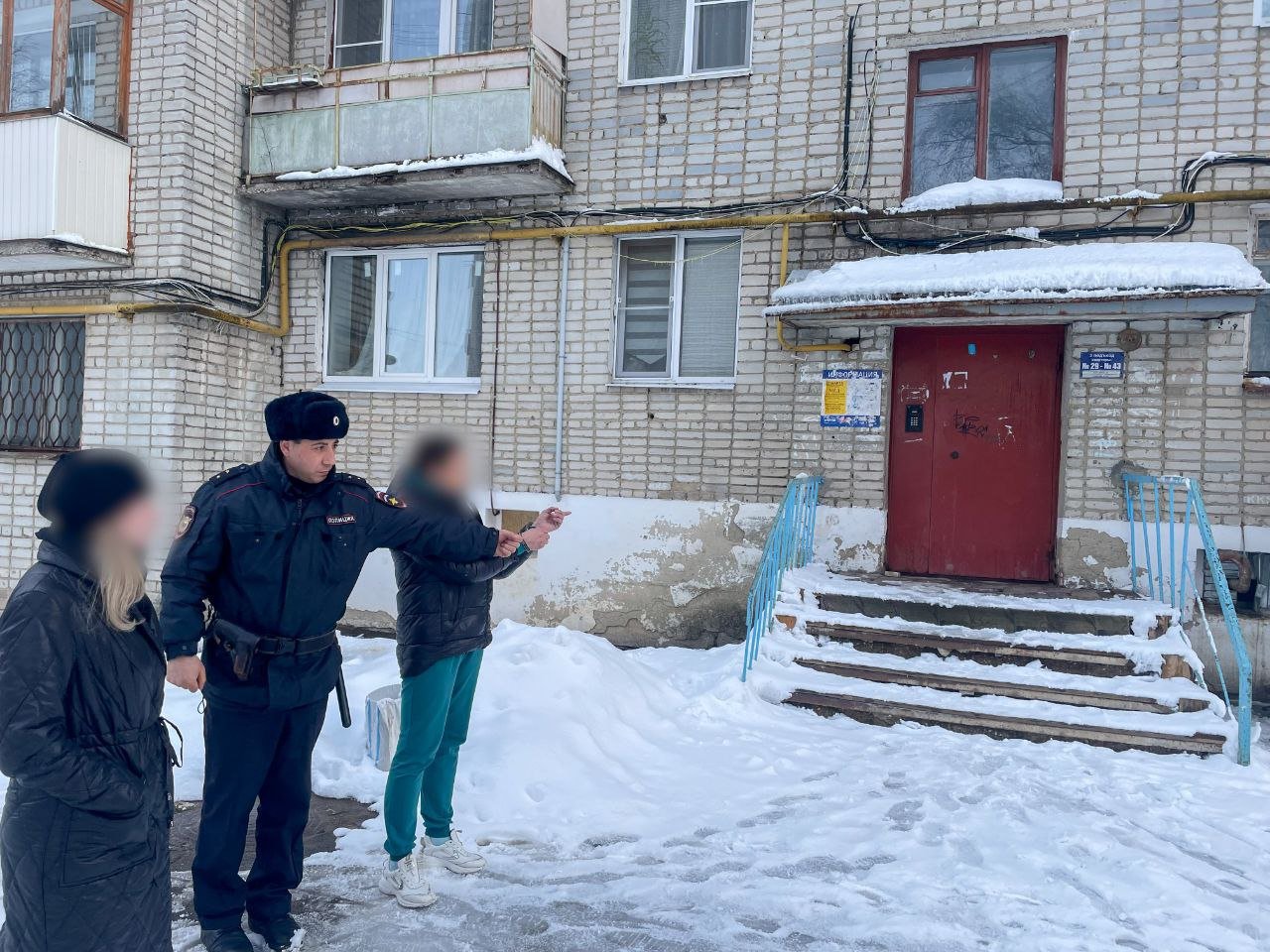 Перед судом предстанет жительница Кольчугино по обвинению в покушении на убийство знакомого    Следственными органами следственного управления СК России по Владимирской области завершено расследование уголовного дела в отношении жительницы Кольчугино 1976 года рождения, обвиняемой в совершении преступления, предусмотренного ч. 3 ст. 30 ч. 1 ст. 105 УК РФ  покушение на убийство .    Следствием установлено, что 25 марта 2025 года днем обвиняемая пришла в гости к старому знакомому в квартиру на улице Дружбы города Кольчугино, где тот уже распивал спиртное с приятелем. Между ней и хозяином жилища произошел конфликт на почве старых обид, в связи с чем он попросил ее уйти, и та вышла из квартиры. Почти сразу женщина вернулась и, взяв на кухне нож, ударила им хозяина жилища в грудь, после чего сразу скрылась. Причиненное ранение с повреждением легкого повлекло тяжкий вред здоровью потерпевшего, однако благодаря своевременно оказанной медицинской помощи он остался жив.  Установлено, что женщина имеет неснятую судимость за умышленное причинение тяжкого вреда здоровью, а также ранее привлекалась к уголовной ответственности за убийство, хулиганство и другие преступления. В ходе расследования в отношении нее избрана мера пресечения в виде заключения под стражу.     Собранные следствием доказательства признаны достаточными для утверждения обвинительного заключения и направления дела в суд для рассмотрения по существу.