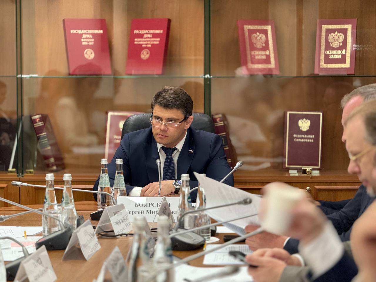 ИТ-комитет сегодня рассмотрел ряд инициатив, связанных с изменением Закона «О рекламе». Один из проектов предполагал внедрение таймера обратного отсчёта рекламы на телевидении. По-человечески задумку понять можно, думаю, что некоторым зрителям было бы удобно видеть на экране телевизора, сколько времени осталось до возобновления показа серии любимого сериала. Но такое решение потребует дополнительных программно-аппаратных решений и соответствующего финансирования. Эти факты не были учтены авторами законопроекта. Ещё один законопроект касался увеличения эфирного времени для социальной рекламы и определения понятия «прайм-тайм». Комитет поддерживает идею улучшения качества и частоты демонстрации социальной рекламы. Однако категорическое увеличение минимального объема с действующих 5% до 20% фактически потребует кардинальных перемен на рынке рекламы, что затронет всех его участников. Было предложено ориентироваться на поощрительные меры для тех, кто готов демонстрировать больше такой рекламы. Кроме того, введение англоязычного понятия «прайм-тайм» в правовое поле лично мне представляется неправильным как минимум с точки зрения чистоты русского языка. Оба проекта в случае принятия могли затронуть наши региональные телеканалы, которые имеют скромный бюджет и могли бы не справиться с последствиями таких жестких мер. Третьим был рассмотрен законопроект об изменении времени показа рекламы игр и пари, основанных на риске. Сейчас такую рекламу можно показывать с 22.00 до 7.00. Авторы же предлагали уменьшить эти рамки – с 23.00 до 6.00. К сожалению, законопроект не решает проблем со здоровьем граждан, как предполагают его авторы, а идея не подкреплена никакой доказательной базой. Отклонение законопроектов не значит, что работа над вопросами, которые в них затронуты, остановится. Будет принципиально неверным выбрать простой путь введения необдуманных ограничений. Для принятия законопроекта недостаточно одной идеи, к таким вопросам требуется подходить с большей тщательностью и обязательным широким обсуждением. Правительство России в своих официальных отзывах также высказалось против принятия данных законопроектов. Предложенные нормы требуют серьезной проработки, в связи чем большинством голосов Комитет решил рекомендовать Государственной Думе отклонить все три рассмотренные инициативы.