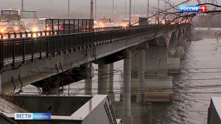 Коммунальный мост перекроют с 22:30 до 23:30 Напоминаем, что сегодня в честь праздника Весны и Труда в 23:00 с территории городского пляжа в районе Коммунального моста будет запущен праздничный фейерверк. В связи с этим с 22:30 до 23:30 будет прекращено движение всех видов транспорта и пешеходов по Коммунальному мосту. Как сообщили в администрации города, чтобы пермяки смогли добраться домой после праздничного салюта в вечернее время работа общественного транспорта будет продлена. Продлевается работа маршрутов №3, №6, №15, №20, №32,№36, №50, №51, №53, №60, №67, №72, №74, №77, №81, а также трамваев №4 и №7. Последние отправления будут совершены после 23:30. Также после завершения всех мероприятий пермяки и гости города смогут уехать на ночной электричке наземного метро Кольцевого маршрута. На станции Пермь-1 она будет ждать уже в 23:27.