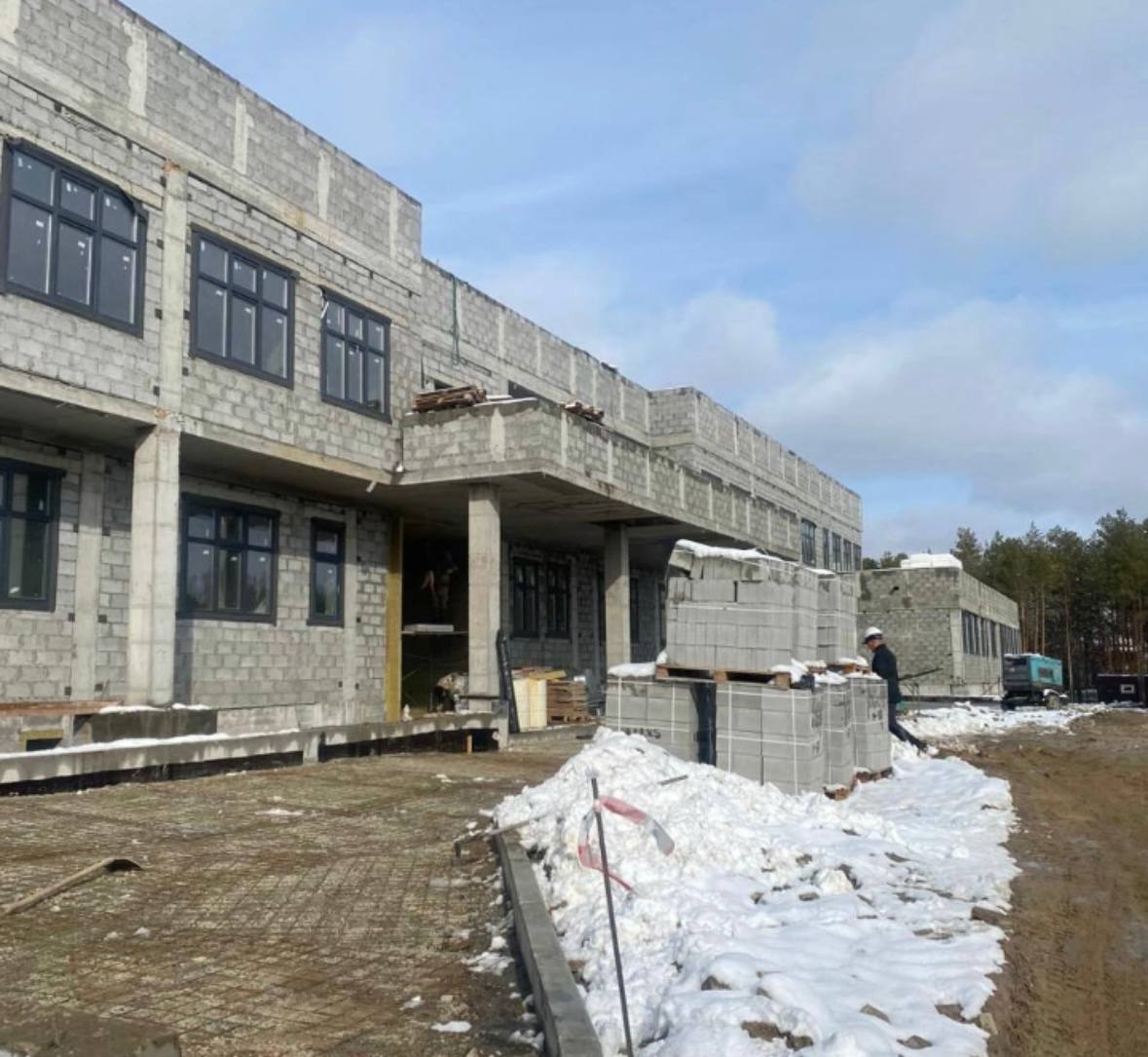 Второй этап строительства Адаптивного образовательного комплекса продолжается в Якутске Строительство детского сада на 200 мест и интерната на 150 мест продолжается на Сергеляхском шоссе в Якутске Строительная готовность составляет 49 Об этом сообщил мэр города Евгений Григорьев Подробнее читайте по ссылке Фото телеграм канал мэра Якутска Евгения Григорьева yk24 ru в MAX Telegram ВК VK Видео