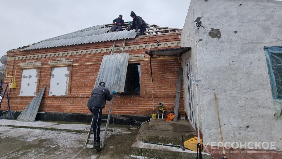 Жители Каховки в этом году получили более 7 млн рублей компенсаций за жилье, разрушенное ВФУ  Выплаты произведены по 16 заявлениям из 65.  «Более трех лет противник не дает спокойно жить мирным людям. Постоянные обстрелы наносят ущерб не только городской инфраструктуре, но и домам граждан. Остаться без крыши над головой — кошмар, который для многих стал реальностью. Осуществление компенсационных выплат — наша приоритетная задача. Любое поступившее заявление отправляется в работу незамедлительно, без проволочек. Я верю, что среди сотрудников моей администрации нет безразличных», — отметил глава Каховки Павел Филипчук.  Читать полностью