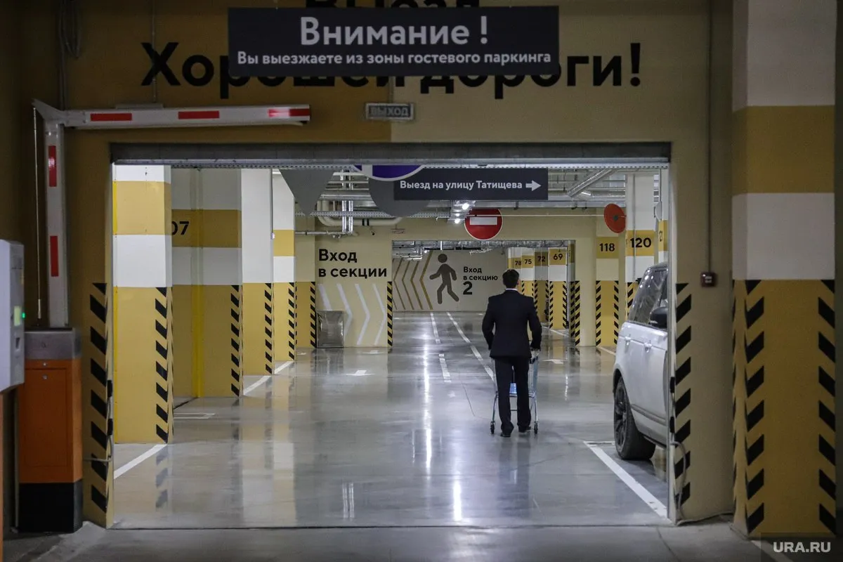 Официально утверждены требования к укрытиям в Свердловской области Губернатор подписал указ о подготовке помещений для гражданской обороны Теперь подвалы подземные паркинги гаражи склады и другие помещения смогут использовать как укрытия для населения В документе прописано что такие места должны быть сухими чистыми с вентиляцией и освещением Их рекомендуют оборудовать лавками сиденьями нарами запасами воды и средствами пожаротушения Отдельно указано что укрытия нужны в том числе для защиты от беспилотников Управляющим компаниям и организациям поручили расчистить подвалы убрать лишние перегородки обеспечить доступ и разместить таблички Укрытие При сигнале ВНИМАНИЕ ВСЕМ помещения должны открывать для жителей Читайте нас в МАКС мы есть и там