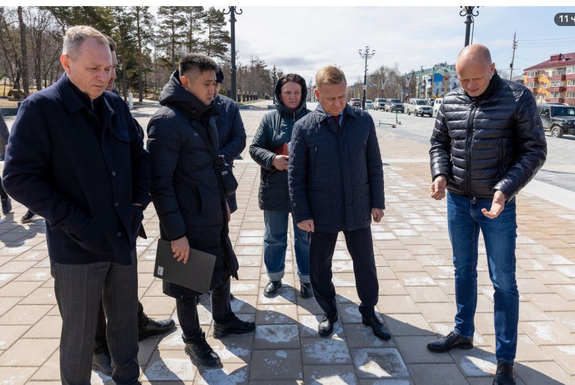 Мэр Южно-Сахалинска раскритиковал ремонт на площади Славы Мэр Южно-Сахалинска Сергей Надсадин посетил площадь Славы, где завершился первый этап обновления мемориального комплекса. Его визит был связан с подготовкой к 80-летию Победы — важному для всей страны событию. Во время осмотра мэр лично оценил качество проведённых работ и выразил недовольство рядом недостатков. Площадь Славы — это не просто городской объект, а место памяти, где каждый элемент должен отражать уважение к подвигу героев. Подрядчики уже успели заменить плитку и гранит, но зима оставила свой след — на поверхности появились солевые разводы. «Не принимаю объяснений о «сезонных особенностях» или «технических нюансах». Мы вложили серьезные ресурсы в обновление площади, и такие недочеты недопустимы», — заявил Надсадин. По его словам, объект должен быть в идеальном состоянии к памятной дате. Летом на площади начнётся второй этап благоустройства. Планируется заменить оставшуюся плитку, установить новые бордюры и обновить гранитные элементы лестниц и зон отдыха. #Сахалин