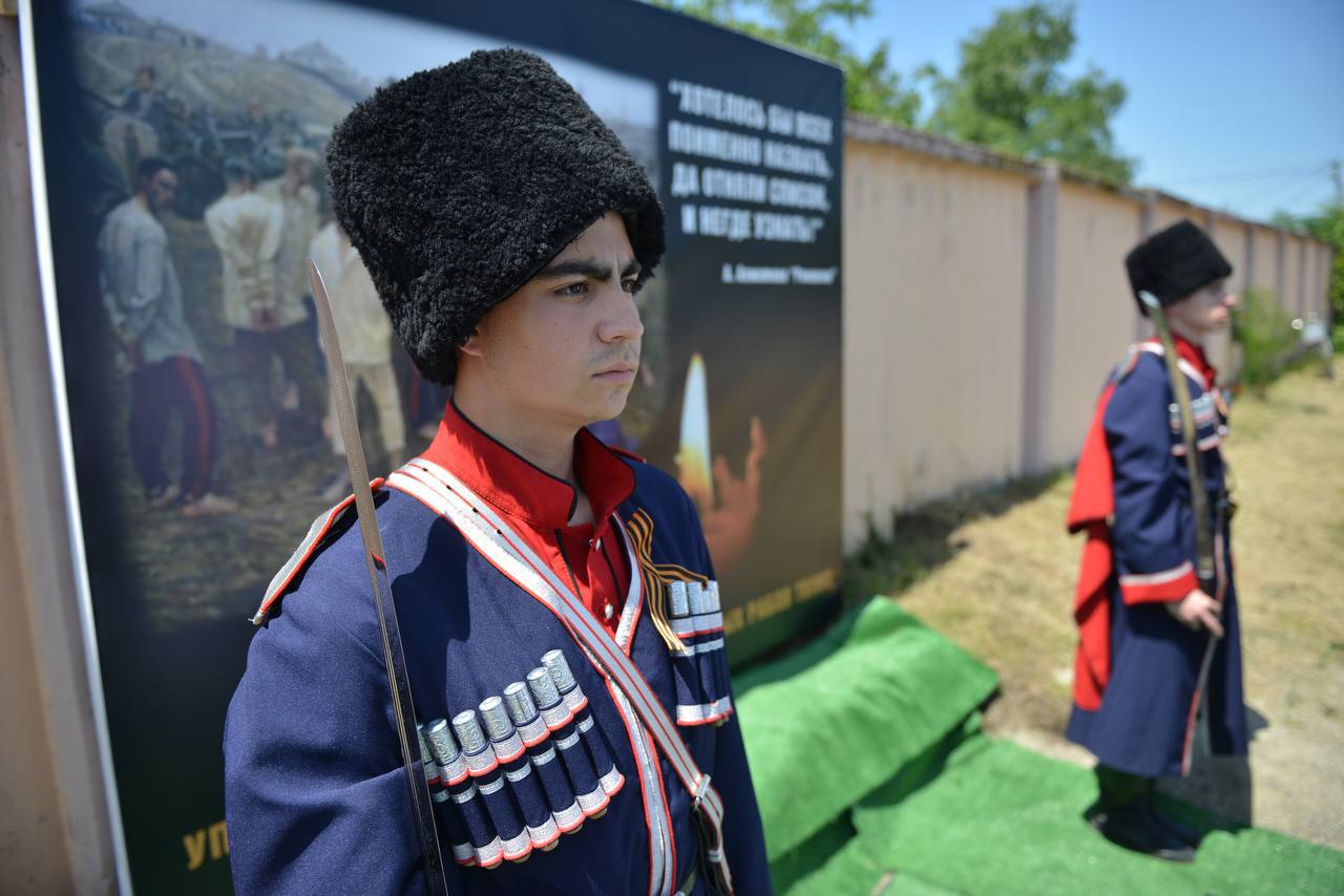В Лабинске открыли памятник жертвам политических репрессий В мероприятии также приняли участие атаман Лабинского казачьего отдела Виктор Верзунов, глава администрации района Владимир Забураев, епископ Армавирский и Лабинский Савва, начальник училища имени Штеменко генерал-майор Игорь Шпырня, атаманы казачьих обществ Лабинского района, священнослужители, учащиеся казачьих классов и групп казачьей направленности, преподаватели и наставники казачьих классов, а также участники специальной военной операции. Инициатором увековечения памяти казаков и безвинно убиенных жителей станицы Лабинской выступило городское казачье общество при поддержке общественной палаты Лабинского района, общественного совета города, Лабинского районного казачьего общества, а также Совета стариков Кубанского казачьего войска. - Многие жители нашей страны погибли во времена политических репрессий. Не обошли они стороной и наш казачий край. Это было страшное, кровавое время, которое не щадило ни молодых, ни пожилых. Только помня о трагических событиях прошлого, мы можем отстоять свое настоящее и выстроить надежное будущее. Нравственные идеалы и ценности, сохранение традиций, культуры, исторической памяти – вот основы воспитания юных жителей нашего региона как достойных граждан России. Сегодня мы отдаем дань память всем жертвам репрессий, трепетно относясь к истории своих предков, чтобы подобные трагические страницы никогда больше не повторились в нашей стране. На церемонии открытия памятного знака «Жертвам политических репрессий и голодомора 1932–1933 годов» прозвучали гимны России и Кубани. Почетное право открыть памятник предоставили автору проекта, председателю Совета стариков Лабинского ГКО Василию Козлову и учащемуся шестого класса Краснодарского Президентского кадетского училища Даниилу Ермаку. Епископ Савва провел чин освящения памятника, была объявлена минута молчания. Затем выступил ансамбль казачьей песни.