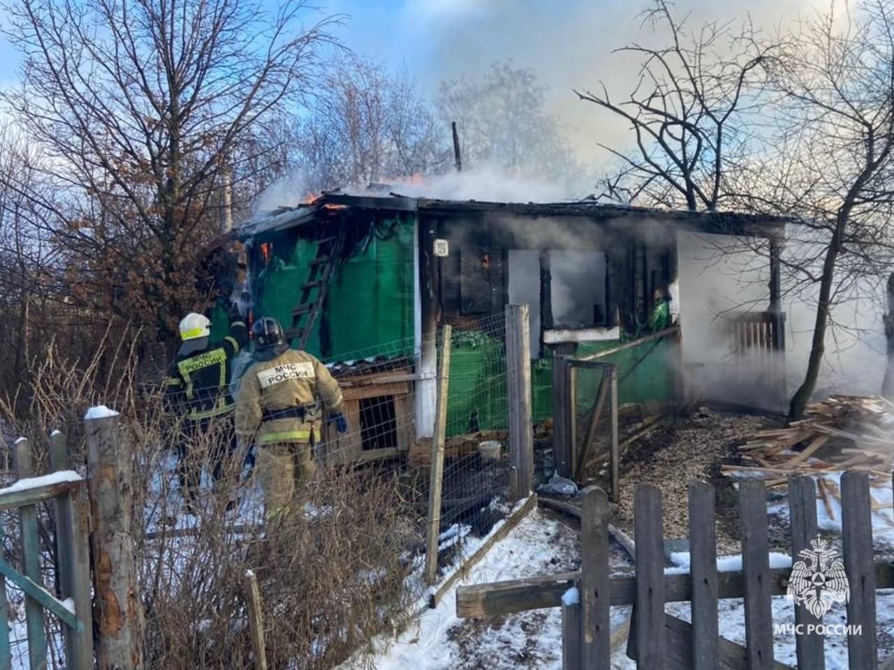 За минувшие сутки в Новгородской области произошло 2 пожара   Днем в экстренные службы поступило сообщение о возгорании садового дома в городе Боровичи. Пожарно-спасательные подразделения ликвидировали пожар. Погибших и пострадавших нет.   Причину пожара устанавливают органы дознания.    В поселке Кневицы Демянского округа ликвидировано возгорание частного жилого дома с хозяйственной постройкой. Сведений о погибших и пострадавших не поступало.   Предварительная причина пожара: короткое замыкание.   Фото: Боровичский район