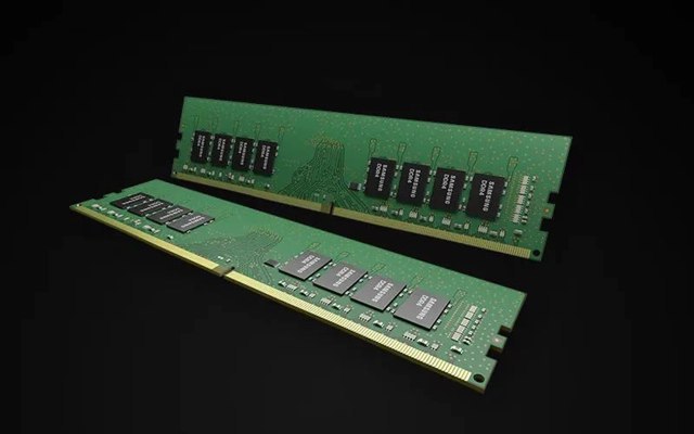 Магазины в Японии вынуждены ограничивать продажи на фоне резкого роста цен на SSD HDD и RAM Японские продавцы компьютерных комплектующих стали вынужденно ограничивать продажи твердотельных накопителей жёстких дисков и оперативной памяти из за сокращения их предложения в условиях растущего дефицита вызванного перенаправлением производственных мощностей под нужды искусственного интеллекта ИИ Несколько компьютерных магазинов в токийском районе Акихабара ввели ограничения на покупку модулей RAM SSD и HDD Причиной стали резкое сокращение поставок и опасения по поводу скупки товаров впрок сообщает Tom s Hardware со ссылкой на Akiba PC Hotline Например в одном магазине установили лимит в восемь единиц в одной партии товара в другом действуют ещё более строгие ограничения не более двух накопителей или модулей SO DIMM и до четырёх планок памяти на человека При этом для клиентов приобретающих полностью собранный новый компьютер допустимый лимит может быть повышен