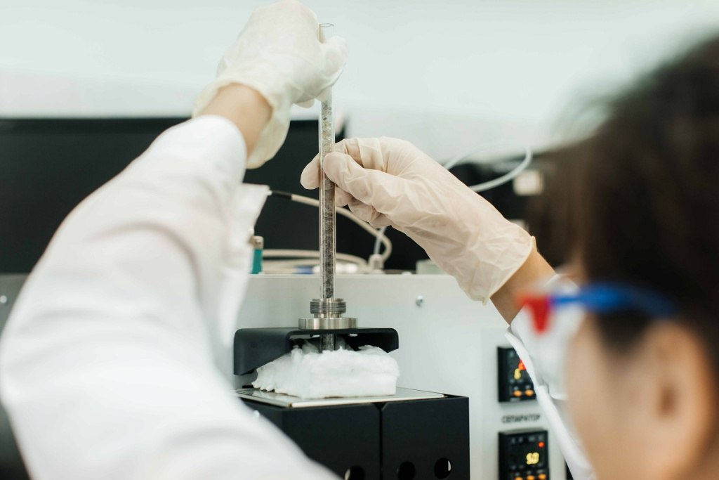 Томские ученые создали катализатор для борьбы с парниковыми газами Команда ученых из Томского политехнического университета совместно с коллегами создала новый катализатор для переработки углекислого газа и метана в ценное сырье синтез газ рассказала пресс служба вуза Материал состоит из никеля и карбида вольфрама и работает эффективнее существующих аналогов Катализатор позволяет долго поддерживать высокую эффективность переработки газов Это важно поскольку такой метод помогает одновременно получать полезное сырье и утилизировать парниковые газы Проблема предыдущих разработок заключалась в том что эффективные катализаторы из благородных металлов слишком дорогие для промышленного применения Новый материал сочетает недорогой никель со стабильным карбидом вольфрама В результате удалось достичь высокой активности и устойчивости к образованию отложений При испытаниях катализатор показал отличные результаты за 200 часов работы образование отложений составило всего 1 Ученые продолжат работу над улучшением материала для производства диметилового эфира Фото пресс служба ТПУ