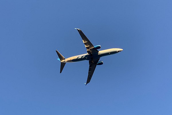 Россияне посетили 159 стран этим летом Летом 2025 года россияне отправились в путешествия воздушным транспортом в 159 стран на две больше чем в прошлый сезон А самым активным месяцем для перелетов стал июль 35 от всех летних бронирований Об этом пишет сетевое издание Buying Business Travel Russia со ссылкой на данные исследования сервиса для покупки авиабилетов Чаще всего россияне этим летом летали в Узбекистан на него пришлось 23 от всех международных перевозок Также популярными направлениями были Турция 11 Армения 10 Грузия 6 Киргизия 6 Таджикистан 6 Белоруссия 5 Азербайджан 5 Казахстан 4 и Китай 3 Также к прошлому году значительно выросла доля перелетов в Марокко 70 Японию 60 на Шри Ланку 59 во Францию 55 Египет 45 и Китай 33 aviaru net n287059