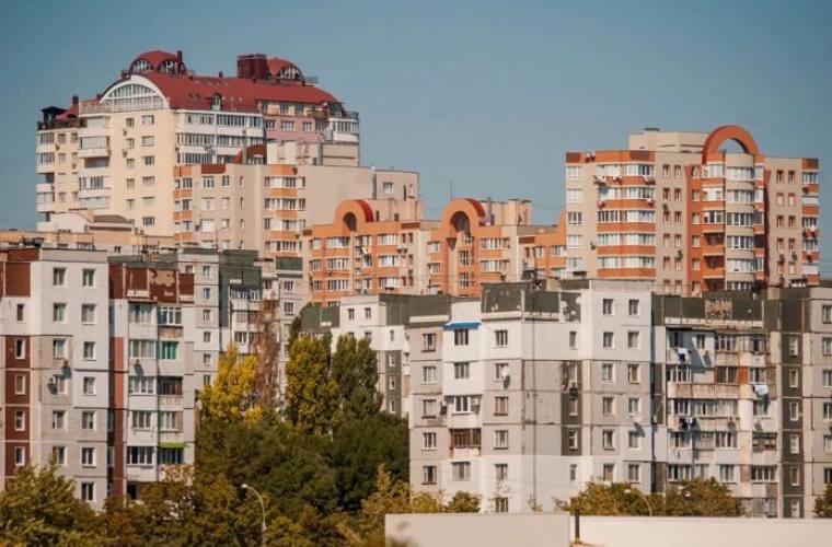 Жильё в Молдове ждёт переоценка для налогообложения С 1 января 2027 года для налогообложения жилой недвижимости будут применяться скорректированные данные о её стоимости полученные в результате массовой переоценки Граждане смогут ознакомиться с новой оценочной стоимостью своей недвижимости и при необходимости оспорить её в течение 90 дней онлайн Ожидается что оценочные значения увеличатся в несколько раз по сравнению с оценкой 2005 года Подпишись на primulinmd