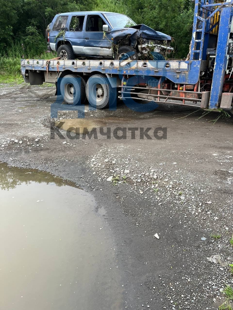 Подростки угнали машину и разбились в Петропавловске    Как сообщил подписчик "ДПС Камчатка", группа 13-14-летних подростков угнала автомобиль в районе Красной Сопки, после чего попала в серьёзное ДТП.   По предварительным данным, инцидент произошёл на повороте возле гаражей в районе ул. Комсомольской — не справившись с управлением, угонщики сорвались в обрыв. В результате аварии все подростки получили травмы, точная степень тяжести пока уточняется.    По сообщениям очевидцев, хозяин автомобиля забрал разбитую машину с места происшествия на эвакуатор.   На фото то, что осталось от автомобиля    Подробности уточняются. Официальный информации пока не поступало.