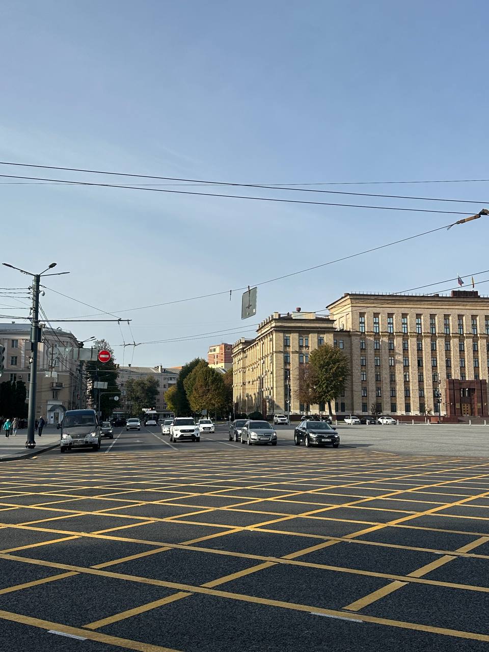Вафельная разметка появилась у театра оперы и балета Выезжать на перекресток если там может образоваться пробка теперь нельзя За нарушение грозит штраф 1000 рублей Большой воронежский Подписаться