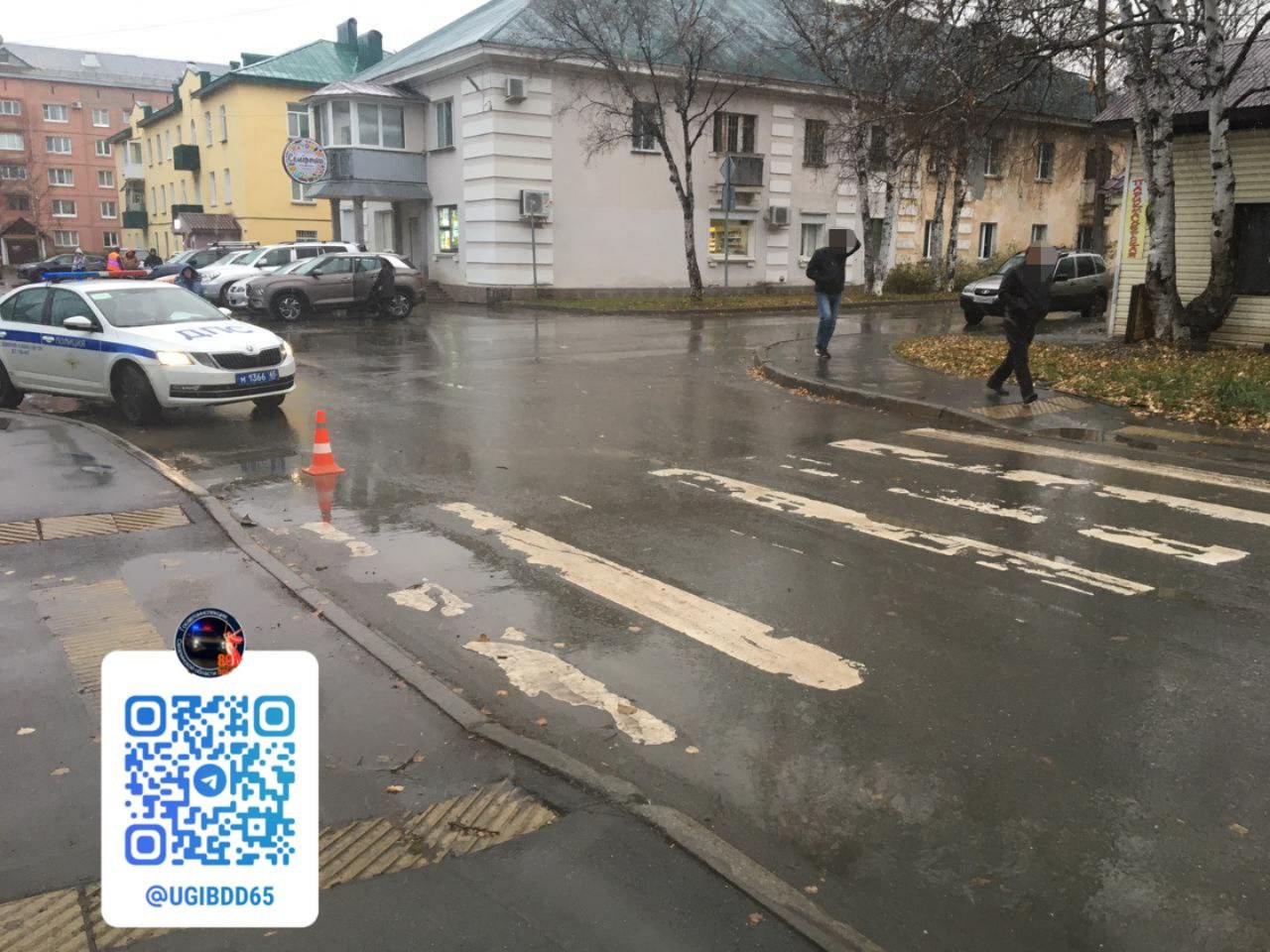 в областном центре 7 ноября 2025 года в 07 часов 50 минут в районе нерегулируемого перекрестка улиц Курильская и Леонова произошло дорожно транспортное происшествие По предварительным данным 30 летний водитель управляя автомобилем Mitsubishi Pajero двигаясь в восточном направлении по улице Курильская при повороте налево совершил наезд на несовершеннолетнего пешехода который переходил проезжую часть дороги по нерегулируемому пешеходному переходу В результате дорожно транспортного происшествия 15 летний пешеход получил телесные повреждения Проводится проверка ugibdd65