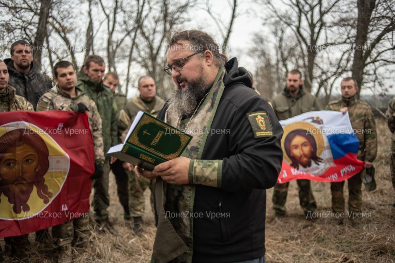 "Куда дойдет русский солдат, там и будет истинная православная церковь": протоиерей Петр Гриценко рассказал о будущем православия на Украине  24 августа Киев окончательно запретил каноническую Украинскую православную церковь.  «На сегодняшний день жители Украины, будучи по сути своей русскими, разрушили Русский мир, который всегда держался на православной вере. Пока там еще была УПЦ Московского патриархата – а она была самой мощной и самой большой, – мы особо не переживали. Но затем Украинскую православную церковь начали давить, особенно после этих оранжевых революций, и давать возможность умножаться раскольникам, сектантам, неоязычникам, греко-католикам»,  — считает заместитель главного священника СВО Петр Гриценко.  За 30 лет на этих территориях выросло целое поколение, ненавидящее православие, Россию и русский язык.  Будет ли русская православная церковь на Украине, по мнению протоирея, сегодня зависит от русского солдата:   «Куда дойдет русский солдат, вот там и будет истинная православная церковь. И наверное, в этом промысел Божий».  О том, чем выделяются среди россиян люди Донбасса и в чем искать спасение верующим украинцам, читайте на нашем сайте