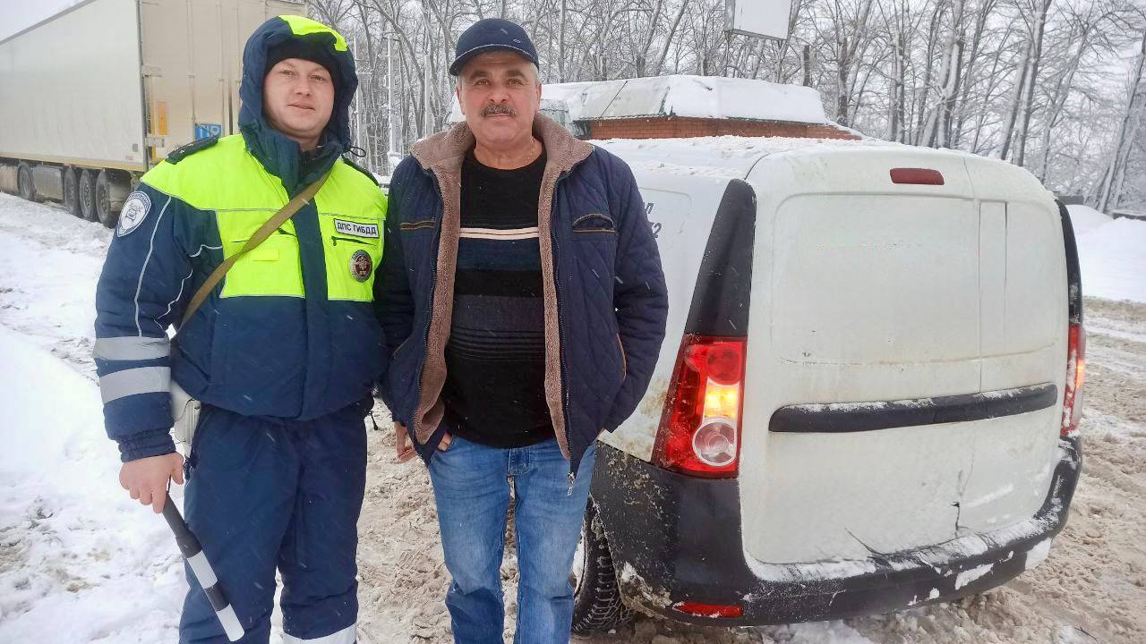 На маршруте на страже порядка Инспекторы ДПС федерального батальона старший лейтенант полиции Владимир Наумов и лейтенант полиции Сергей Ливенцев в ходе маршрута патрулирования обнаружили на 154 км автодороги Р 298 Курск Саратов съехавший в кювет автомобиль Лада Ларгус За рулём находился 61 летний житель Белгородской области который не пострадал но самостоятельно выбраться не мог Сотрудники Госавтоинспекции оперативно организовали помощь остановили проезжавший грузовой автомобиль и используя буксировочный трос аккуратно извлекли легковушку на проезжую часть После проверки технической исправности автомобиля и краткой беседы с водителем убедившись в его удовлетворительном состоянии инспекторы разрешили продолжить движение Белгородец искренне поблагодарил офицеров за своевременную отзывчивость и профессиональные действия позволившие ему быстро и безопасно вернуться в путь