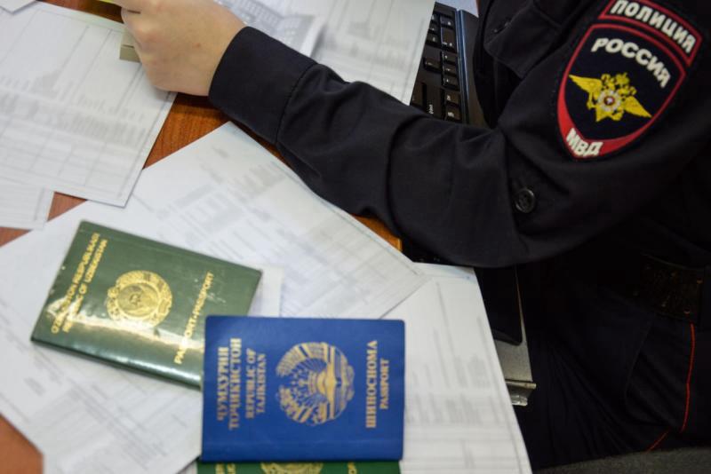 Иностранцам на Камчатке запретили еще семь видов экономической деятельности Глава региона Владимир Викторович Солодов расширил перечень ВЭД закрытых для трудовых мигрантов по патентам Под ограничения попали такие сферы как лесоводство лесозаготовки уличная торговля едой и деятельность в области культуры и искусства Полный перечень смотрите на сайте Камчатка Сегодня При этом в следующем сезоне на Камчатке разрешат привлекать иностранцев по патентам к работе в сфере туризма хотя в текущем году такой возможности не было Мы в MAX
