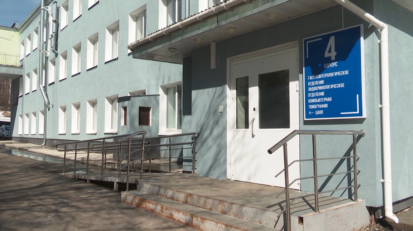 Городской эндокринологический центр принял уже 1 5 тысячи пациентов Еще в мае на базе отремонтированного корпуса ивановской ГКБ 4 открылся Городской эндокринологический центр который оказывает помощь ивановцам с эндокринной патологией С начала своей работы центр принял 1 5 тысячи пациентов Отдельное внимание уделяется пациентам с диабетом В центре открыт кабинет диабетическая стопа кабинет диабетической ретинопатии с современным томографом и щелевой лампой Работает школа сахарного диабета где обучение прошли уже около 30 человек Под пристальным наблюдением находятся и женщины с эндокринопатиями которые планируют беременность а также пациентки с гестационным диабетом