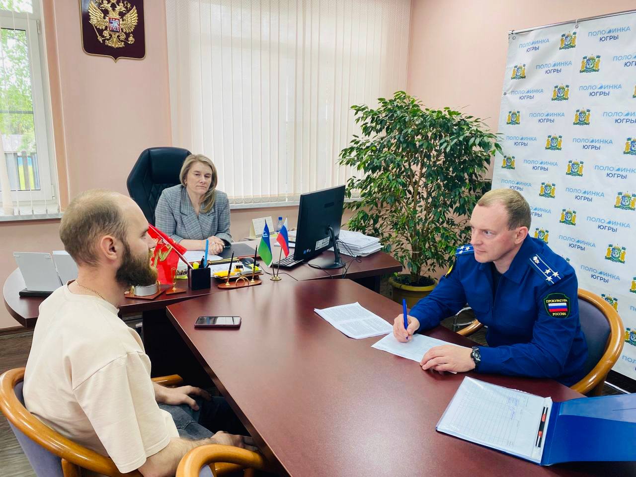 Прокурор Кондинского района Антон Якименко провел выездной личный прием граждан в поселке Половинка.  От жителей поселка поступили обращения по вопросам жилищного законодательства, общественной безопасности, дорожного строительства, а также деятельности службы судебных приставов.    Также с гражданами проведена профилактическая беседа.  Прокурор рассказал о преступлениях в IT-сфере, посоветовал быть бдительными и критически оценивать информацию от незнакомцев.   Всем обратившимся на прием разъяснены положения действующего законодательства.    По принятым обращениям организованы проверки.