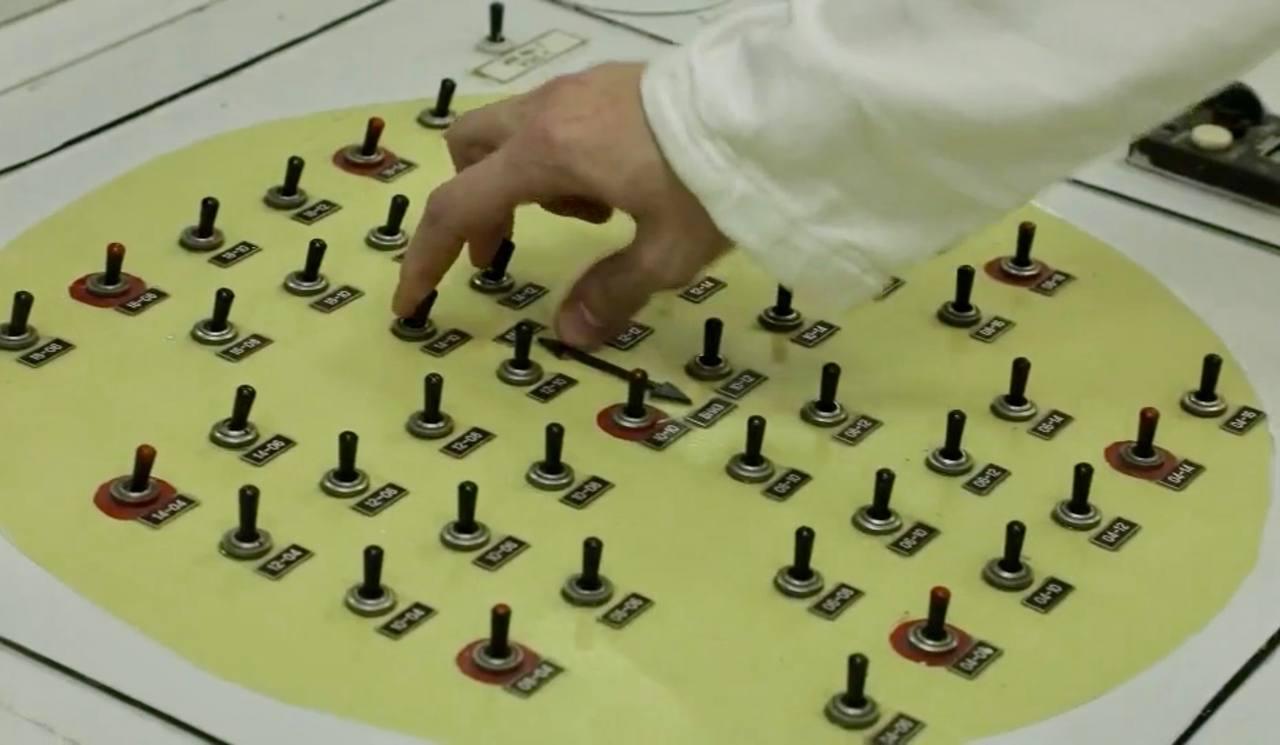 На Чукотке остановили один из энергоблоков Билибинской АЭС На Билибинской АЭС остановлен энергоблок 2 первый из трех энергоблоков которые будут переведены в режим без генерации до конца 2025 г Расположенная на Чукотке станция изначально насчитывала четыре энергоблока общей мощностью 48 МВт Два первых энергоблока были подключены к сети в 1974 г а третий и четвертый в 1975 г и 1976 г соответственно Энергоблок 1 был остановлен в 2018 г а его отработавшее ядерное топливо удалено в бассейн выдержки Вывод из эксплуатации остальных блоков растянется на десятилетия помимо удаления отработавшего топлива с площадки специалистам Росэнергоатома предстоит осуществить демонтаж оборудования и сооружений а также провести цикл работ с образующимися отходами Полная реабилитация площадки начнется после 2054 г Высокое напряжение