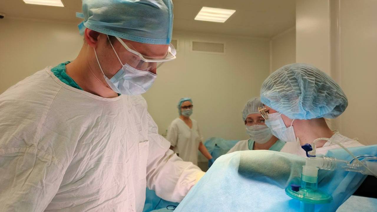 Импланты спровоцировали редкий вид рака: как лечили пациентку из Челябинской области В пресс-службе Министерства здравоохранения Челябинской области отметили, что к медикам обратилась 40-летняя жительница региона, которая недавно прошла через пластическую операцию. В ложе импланта начала скапливаться жидкость, причем в больших объемах – до литра. Такого в нормальных условиях быть не должно: по месту жительства врачи делали перевязки и пункции, но это не решило проблему. Тогда женщина обратилась в Челябинский онкоцентр. Оказалось, что у пациентки – редкий недуг: имплант-ассоциированная лимфома. До этого в стране зафиксировали 16 случаев, и все – в Москве или Санкт-Петербурге: для Челябинской области этот случай стал первым. "При ранних стадиях таких лимфом хирургическое вмешательство является единственным эффективным методом лечения. Лечение включает полное удаление импланта и окружающей его капсулы, так как лимфома возникает именно на этой капсуле", – комментирует онколог отделения опухолей молочной железы Челябинского областного клинического центра онкологии и ядерной медицины Виталий Самылов. Лечение прошло успешно: операцию провели в Челябинске, хотя обычно пациенток направляют в федеральные центры. После вмешательства медики установили специальный гладкий имплант, с которым вероятность осложнений сводится к нулю. Фото: пресс-служба Министерства здравоохранения Челябинской области Вести Южный Урал Челябинск