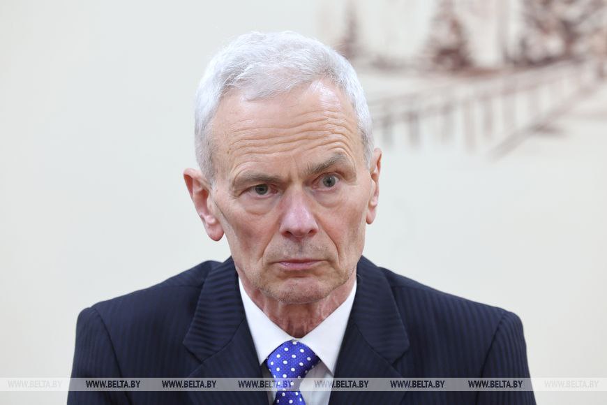 Литовский политик: наше руководство ведет Литву по пути уничтожения народа и государственности Эдуардас Вайткус напомнил, что баллотировался на пост президента Литвы на выборах 2024 года. Политик пояснил, почему решил выдвинуть свою кандидатуру на этот пост. "Мое терпение, скажем мягко, лопнуло. И я сказал, что в Литве нет ни одной политической силы, которая видела бы жизнь страны в рамках литовской Конституции. Ее ломают, делают с ней что хотят. И поэтому я называл литовскую власть предателями". По мнению политика, в Литве должна появиться такая политическая сила, которая в корне бы отличалась от сил, руководящих Литвой в течение трех десятков лет. "Они меняют только пиджаки и галстуки, а сами не меняются. Они - последователи той системы, которая направлена на противостояние и поиск конфликта. Основная разница между мной и другими семью кандидатами заключалась в том, что я говорил: не нужно войны с Россией", - отметил Эдуардас Вайткус на встрече с председателем Белорусской партии "Белая Русь" Олегом Романовым.