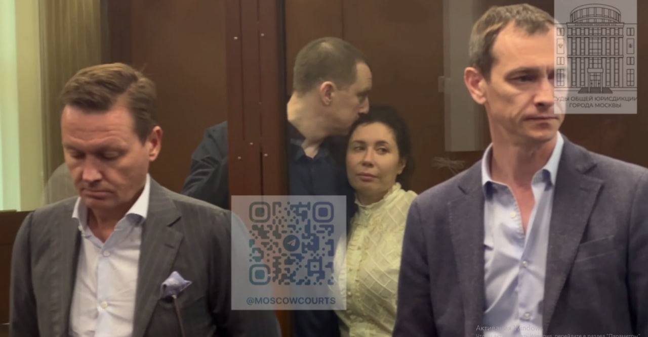 Иск Генпрокуратуры к экс мэру Сочи Копайгородскому начнут рассматривать в январе В иске Генеральная прокуратура России требует обратить в доход государства активы на 1 6 млрд рублей По решению суда дело признано подготовленным к судебному разбирательству В качестве третьих лиц к делу приобщили Альфа банк Акционерный банк Россия и Национальный стандарт В последнем у ответчиков заключен кредитный договор с залогом имущества которые является предметом спора Суд обязал банк предоставить сведения о сумме остатка по кредитному договору По данным картотеки суда заседание назначено на 9 30 14 января 2026 года SOCHI TODAY в MAX