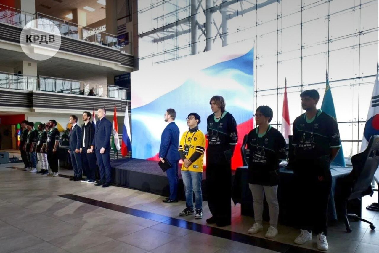 Кибервосток во Владивостоке собрал сильнейших игроков из восьми стран Во Владивостоке завершился международный киберспортивный турнир Кибервосток по дисциплине Tekken 8 За звание лучших сражались спортсмены из России Китая Индии Казахстана Индонезии Республики Корея Турции и Таиланда Турнир прошёл в Дальневосточном федеральном университете ДВФУ при поддержке Министерства спорта РФ Минвостокразвития и КРДВ Призовой фонд составил 1 миллион рублей   Победителем международного турнира Кибервосток стал Жоулинь Чен из Китая Второе место занял Сон Байонгмун из Южной Кореи третье место Ноппарут Хемпаморн из Таиланда Гасан Гасанбалаев исполнительный директор КРДВ по социальному развитию Владивосток во второй раз принимает международный турнир КиберВосток реализуемый по поручению Президента России КРДВ последовательно поддерживает региональные олимпиады по спортивному программированию и другие инициативы направленные на формирование у школьников и студентов компетенций в сфере IT инжиниринга и спорта в том числе на базе креативных кластеров и активно взаимодействует с Федерацией компьютерного спорта России по целому ряду направлений Дополнительным импульсом для развития киберспорта на Дальнем Востоке станет открытие в конце января 2026 года на базе ДВФУ современного фиджитал центра одного из 15 таких центров в стране создаваемых в рамках федеральной программы по развитию фиджитал движения Институты развития видят значительный потенциал для масштабирования киберспортивных проектов в регионе и интегрируют развитие киберспортивных компетенций в работу по формированию новой креативной инфраструктуры Дальнего Востока Борис Коробец ректор ДВФУ Мы рады что ДВФУ становится площадкой для таких событий объединяющих талантливую молодежь и сильнейших киберспортсменов А с открытием нашего фиджитал центра подобных мероприятий станет ещё больше у ребят появится больше возможностей для тренировок экспериментов и участия в новых форматах цифрового и гибридного спорта Кибервосток проводится уже во второй раз по поручению Президента РФ и укрепляет статус Владивостока как ключевой площадки международного киберспорта на Дальнем Востоке Подписаться на КРДВ в Telegram Читать нас в MAX