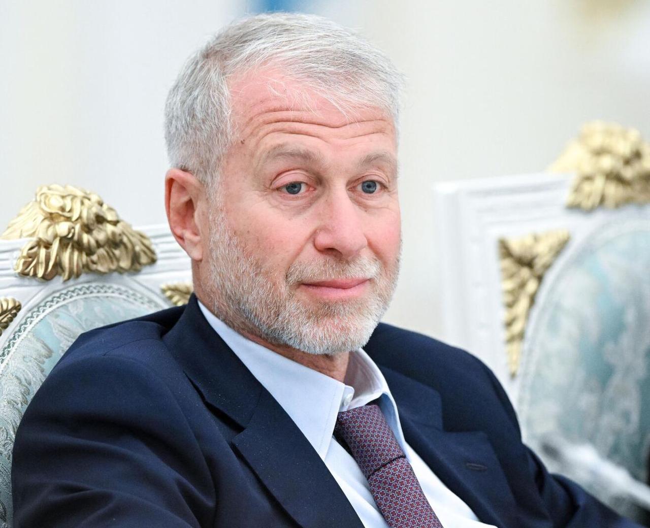 Роман Абрамович планирует приобрести контрольный пакет акций футбольного клуба Галатасарай пишут турецкие СМИ По данным журналистов миллиардер купил особняк в Стамбуле и собирается обосноваться в Турции Ранее отмечалось что Галатасарай проявляет интерес к игрокам Сафонову Кисляку и Сперцяну С 2003 по 2022 год Абрамович был владельцем футбольного клуба Челси но был вынужден его продать из за санкций против российских олигархов Новости Дня
