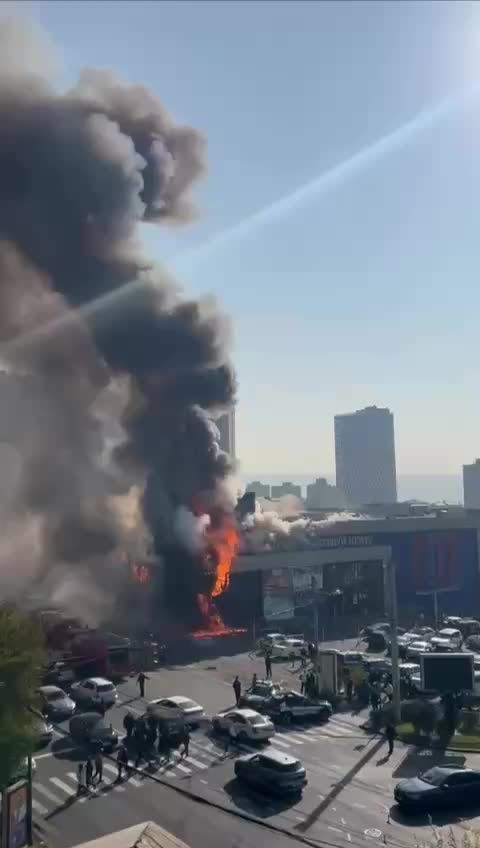 Пожар в супермаркете Ереван Сити: 14 расчетов тушат огонь, эвакуация завершена