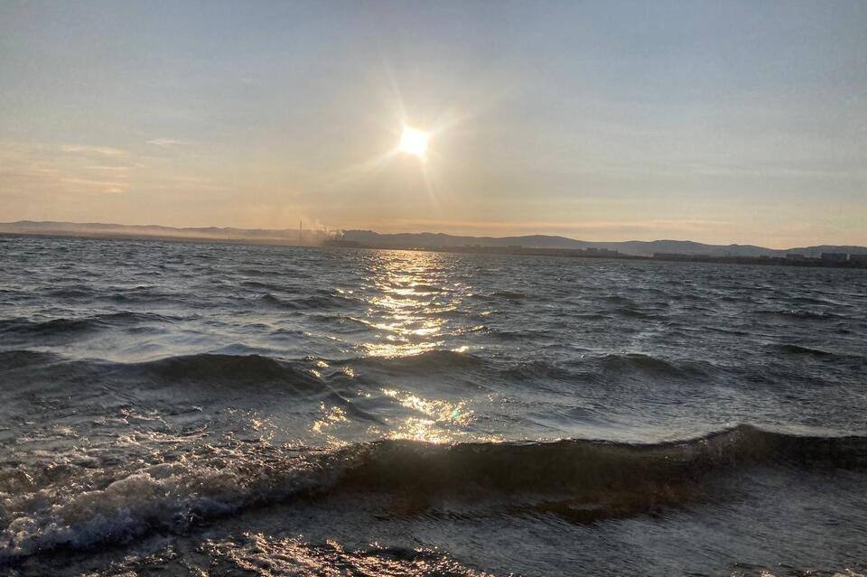 Битое стекло и ржавые банки обнаружили на дне Кенона Водолазная группа поисково-спасательной службы ГУ «Забайкалпожспас» завершила ежегодную очистку дна городского пляжа на озере Кенон. Перед началом купального сезона специалисты обследовали 13,6 квадратных метров дна озера на глубинах от одного до трёх метров. Со дна были подняты значительные объемы мусора: битое стекло, ржавые консервные банки, проволока, обрывки рыболовных сетей, автомобильные шины и куски металла. Всего собрано около 15 мешков мусора. А вы любите купаться в Кеноне? — да — нет ZAB.RU