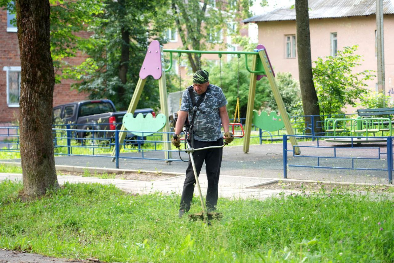 Глава Сергиево-Посадского округа Оксана Ероханова проверила состояние Лакокраски, где по её поручению работает мобильная бригада Жилой фонд в микрорайоне старый, много аварийных домов уже расселены, либо на стадии расселения. Но несмотря на это, надо содержать территорию в порядке. Зелёные насаждения приведут в порядок: мобильная бригада уже приступила к обрезке сухих веток и кронированию деревьев. Дворники занялись покосом травы и уборкой территории у входных групп. Сотрудники управляющей компании выполнят мелкий ремонт контейнерной и покрасят элементы детской площадки. Дорожники помоют асфальт. Глава округа подчеркнула, что такой подход, основанный на профилактических мерах, значительно преобразит микрорайон. «Привыкли уже все работать по жалобам, а здесь мы хотим попробовать без жалоб зайти и навести порядок», — отметила Оксана Ероханова, глава Сергиево-Посадского городского округа, член политсовета местного отделения партии «Единая Россия». Активное участие в работе принимают и местные жители, подсказывая, что ещё требует внимания. Администрация продолжит практику работы предупреждения жалоб, с инициативой наведения порядка заблаговременно во всём округе.