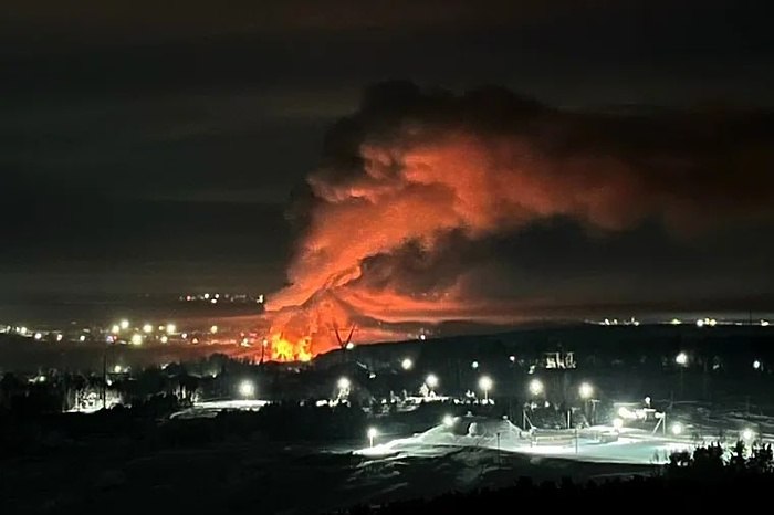Под Екатеринбургом сгорела конюшня с 15 лошадьми В деревне Боярка в ночь на 23 января сгорела конюшня Добрая лошадь в которой находились 15 лошадей Также пострадал один человек пытавшийся их спасти Об этом сообщили в пресс службе ГУ МЧС На площади 500 квадратных метров сгорела конюшня В тушении пожара задействовали 4 спецмашины и 13 человек уточнили спасатели По словам местной жительницы запах гари накрыл деревню к 23 00 Локализовать огонь удалось в 03 25 пишет Ura Ru uralweb ru