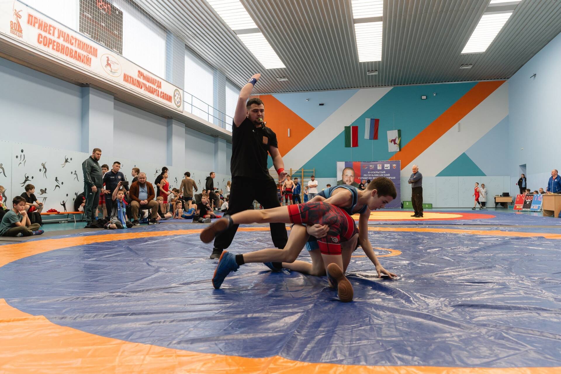 Республиканский турнир по вольной борьбе памяти Александра Турнина прошел в Алексеевском Второй открытый республиканский турнир по вольной борьбе среди юношей 2009 2017 годов рождения посвященный памяти Александра Турнина участника СВО и трехкратного батыра Сабантуя пгт Алексеевское прошел в Алексеевском 20 февраля Соревнования были приурочены к Году воинской и трудовой доблести и 120 летию со дня рождения Мусы Джалиля Об этом сообщает пресс служба РО МРОО Первый патриот в РТ Турнир организован в память о Александре Турнине спортсмене кандидате в мастера спорта по вольной борьбе и борьбе на поясах который погиб 23 февраля 2024 года в одном из сел под Угледаром в результате атаки дрона камикадзе Читать полностью