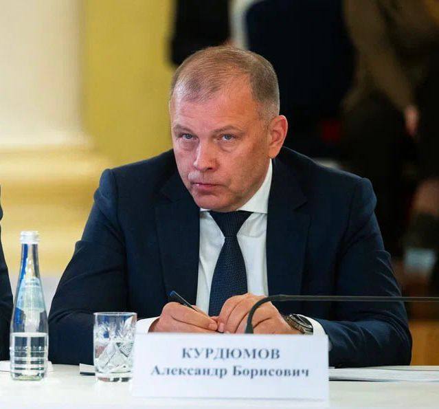 КУРДЮМОВ ЗАЙМЕТСЯ СОЗДАНИЕМ «БЛОКА ЖИРИНОВСКОГО» Лидер ЛДПР Леонид Слуцкий предложил создать «Блок Жириновского» для желающих участвовать в подготовке мероприятий к 80-летию основателя ЛДПР Владимира Жириновского. Созданием блока объединения займётся нижегородец, один из старейших членов партии – первый замруководителя Центрального аппарата ЛДПР Александр Курдюмов. Леонид Слуцкий отметил, что многие обращаются к нему с желанием принимать участие в подготовке и реализации мероприятий по 80-летию Жириновского — это люди из разных организаций, регионов и даже политических партий. Чтобы объединить таких граждан, Леонид Слуцкий предложил создать «Блок Жириновского». Напомню, что в мае Леонид Слуцкий назначил Александра Курдюмова куратором Нижегородской области, Волгоградской области и Ставропольского края. До этого, в январе, Курдюмов стал первым заместителем руководителя аппарата ЛДПР по административному и операционному управлению.