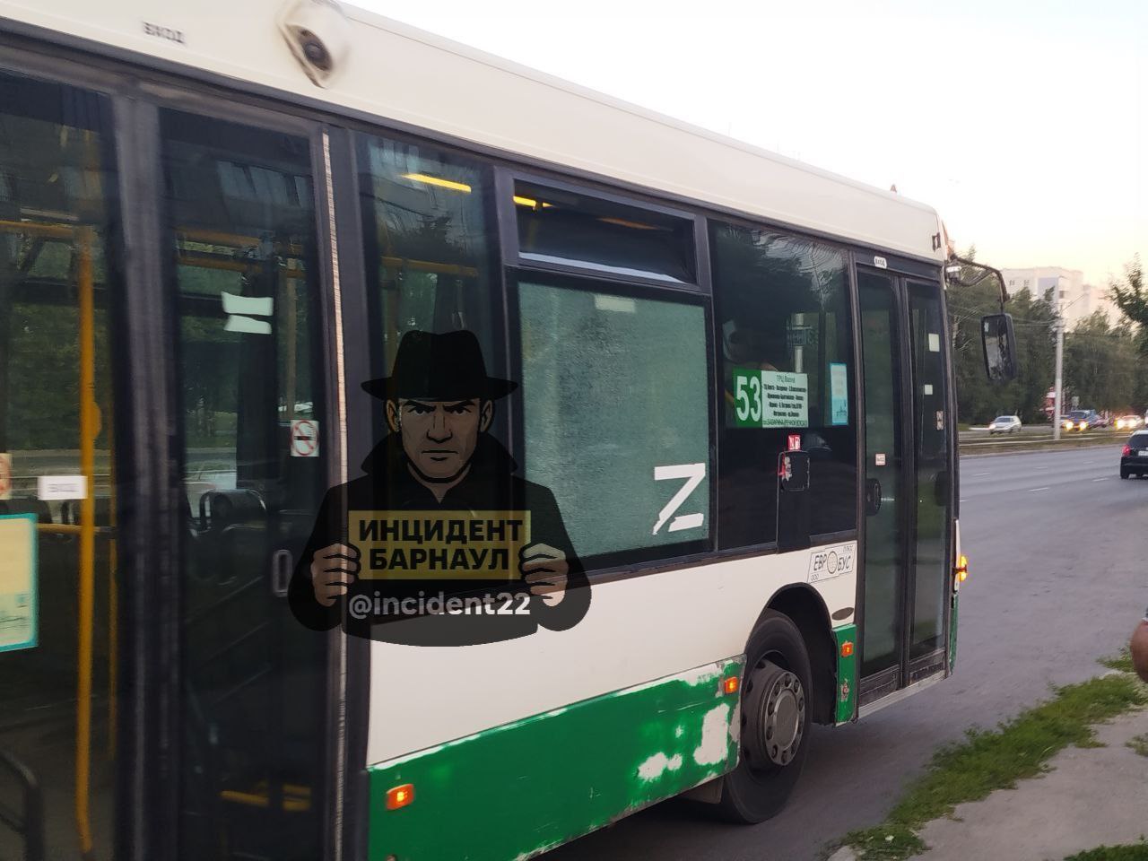 На пересечении Павловского тракта и Попова подростки, на вид лет 12-13, протирали фары и начали протирать фары автобусу. Водитель разозлился и накричал на них. Когда автобус начал движение, кто-то из них кинул камень и разбил стекло. Двое убежали, а остальных двоих водитель забрал себе в салон. Высадил на остановке всех пассажиров и скорее всего остался дожидаться полицию.  Информацией поделился участник нашего сообщества