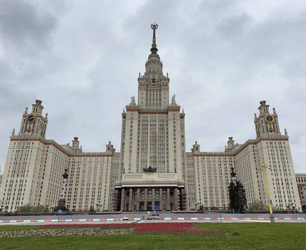 Для иностранцев планируют запустить онлайн-прием в вузы РФ  Иностранные абитуриенты могут получить возможность подавать документы в российские вузы онлайн в 2026 году.  Подробнее читайте по ссылке    Фото: Валерия Степанова / «Якутия 24»