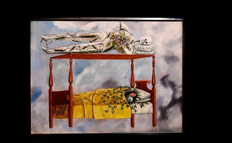 Автопортрет мексиканской художницы Фриды Кало продали за 54 7 млн на аукционе Sotheby s в Нью Йорке Это рекордная цена для работы художницы женщины На картине El sueño написанной в 1940 году изображена сама Кало спящая в кровати а на балдахине над ней улыбающийся скелет обмотанный динамитом Наши новости не настолько взрывоопасные но не менее интересные новости отрасли утренний эспрессо Из Газпрома тянут нефтехимию Газпром может продать нефтехимический комплекс Газпром нефтехим Салават в Башкирии холдингу Росхим сообщает газета Известия со ссылкой на источники Сумма сделки оценивается в 250 270 млрд рублей ее планируется закрыть до конца 2025 года Эксперты отмечают что в результате сделки Газпром нефтехим Салават откроет возможность Росхиму выйти на новые рынки продукции с высокой добавленной стоимостью Компания перейдет в новую весовую категорию замыкая цепочку от сырья до готовой продукции Азотным удобрениям почет и уважение В 2026 году ожидается рост потребления азотных удобрений в российском сельском хозяйстве для нивелирования последствий непогоды Такое мнение высказал исполнительный директор Фосагро регион Максим Заточный передает ТАСС По его словам азотная группа и так занимает большую долю рынка минеральных удобрений в России на нее приходится 60 емкости рынка Третью часть рынка составляет доля фосфорных и сложных удобрений доля калийных удобрений остается незначительной Такой тренд сохраняется уже несколько лет На юге России в 2025 году были зафиксированы потери урожая в связи со сложными погодными условиями сначала на будущий урожай повлияли возвратные заморозки затем в летний период наблюдалась сильная засуха в ряде регионов вводили режим ЧС для оказания помощи аграриям Экспорту создадут новые возможности НМТП планирует построить в Новороссийске новый терминал по перевалке минеральных удобрений мощностью 6 млн т в год в 2025 2030 годах Инвестиции в проект оцениваются в 28 364 млрд рублей сообщила компания в презентации на форуме Транспорт России Предполагается перевалка на терминале карбамида калийных и азотнофосфорных удобрений Сейчас ведется разработка основных технических решений и инвестиционной декларации BASF и ExxonMobil встают на совместный водородный путь BASF и ExxonMobil построят в Бейтауне демонстрационную установку для тестирования технологии пиролиза метана для получения водорода Установка будет способна производить до 2 тыс тонн бирюзового водорода и 6 тыс тонн кокса в год Мы работаем над этой технологией более десяти лет и разработали превосходную концепцию реактора которую успешно опробовали на нашем испытательном заводе в Людвигсхафене заявил Стефан Котраде член совета директоров и главный технический директор BASF По его словам сотрудничество с ExxonMobil приблизит это решение по производству низкоэмиссионного водорода к экономически выгодному промышленному внедрению и позволить проверить технологию в масштабе ТопТех в Telegram