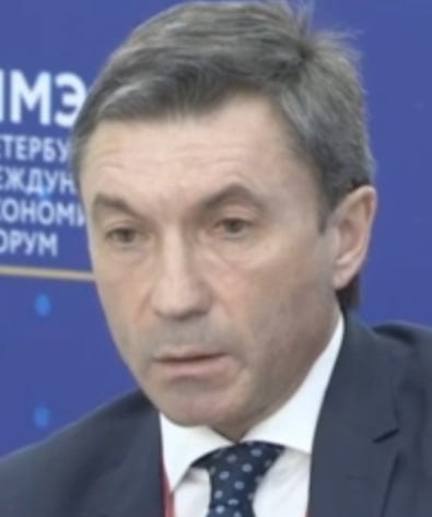 Замоскворецкий суд столицы вынес приговор бывшему директору АО "ГЛОНАСС" и бывшему в далеком прошлом министру связи Чечни Игорю Милашевскому. Следователи столичного СК изобличили его в выплате "золотых парашютов" своим подчиненным при увольнении. Сотрудники "взлетели" на круглую сумму, а если учесть, что и сам эксгендир платил себе зарплату за нерабочие дни, бюджет компании "похудел" на 9 "лямов". Приговор - 4 года колонии. Родственники уверены, что для Игоря Анатольевича лишь нашли повод, и он стал жертвой подковерных интриг. Им, видимо, виднее. Кстати, отец Милашевского - создатель противоракетного купола Москвы - трагически погиб 8 лет назад. Выпал из окна.
