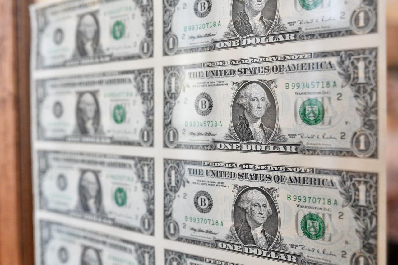 Только в "ДП" Независимость ФРС США оказалась под угрозой Федеральный комитет по операциям на открытом рынке США FOMC 7 мая должен объявить своё решение по базовой процентной ставке. Согласно консенсус–прогнозу экономистов, она останется без изменений — в диапазоне 4,25–4,5% годовых. Но самое интересное происходит в публичном поле. Дональд Трамп не устаёт "пинать" своего финансового регулятора, требуя снизить ставку. Он уже обзывал главу ФРС Джерома Пауэлла "крупным неудачником", "полнейшим тугодумом" и "мистером Слишком Поздно". Сам Пауэлл, столкнувшийся с буллингом от своего президента, стремится как можно дольше откладывать момент снижения ставки, чтобы не выглядеть поддавшимся давлению слабаком. За противостоянием правительства и центробанка в США наблюдают финансисты и бизнесмены во всём мире. И не только потому, что эти драматические события разворачиваются в крупнейшей экономике. Вполне вероятно, что исход этого противостояния повлияет на саму концепцию независимого центробанка. Особенно если победа Трампа не приведёт к немедленным катастрофическим последствиям. Это позволит правительствам других стран, ссылаясь на опыт США, усилить давление на свои регуляторы ради сиюминутной выгоды. Фото: Сергей Ермохин / "ДП"