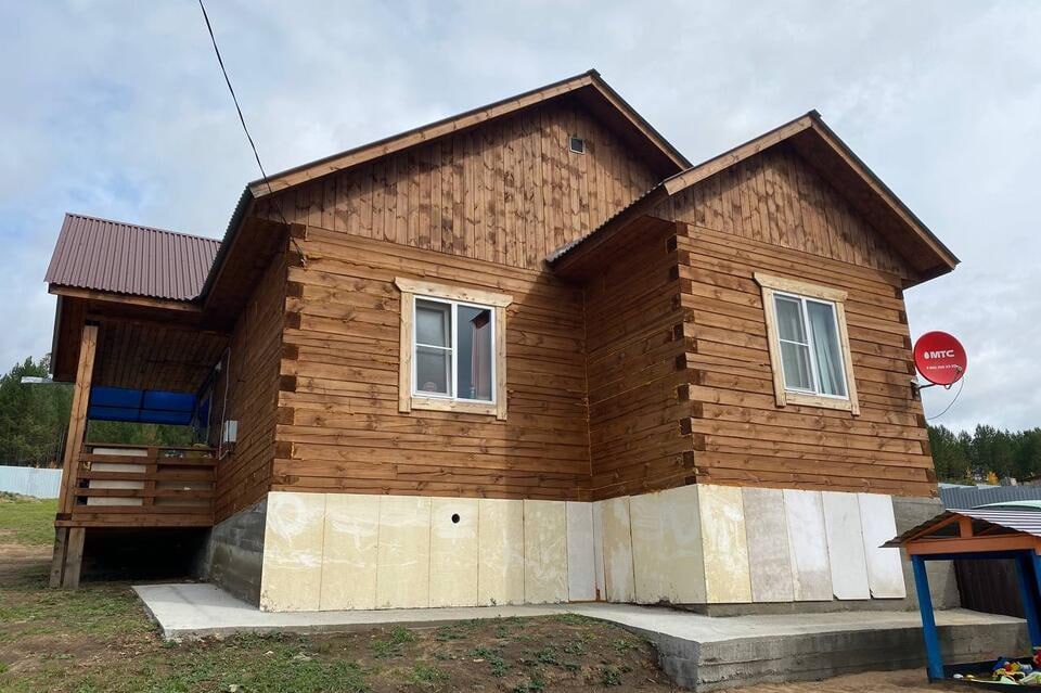 В Баляге восстановили права пострадавших от пожара По поручению Генпрокуратуры РФ устранены нарушения при строительстве домов для 14 жителей села Баляга потерявших жильё в апреле 2023 года Подрядчик утеплил кровлю и стены исправил дефекты фундамента отопления и электроснабжения заключил договоры с сетевой компанией   Кроме того по инициативе прокуратуры начато судебное разбирательство о взыскании с подрядчика 1 1 млн в бюджет за затраты на ремонт ZAB RU