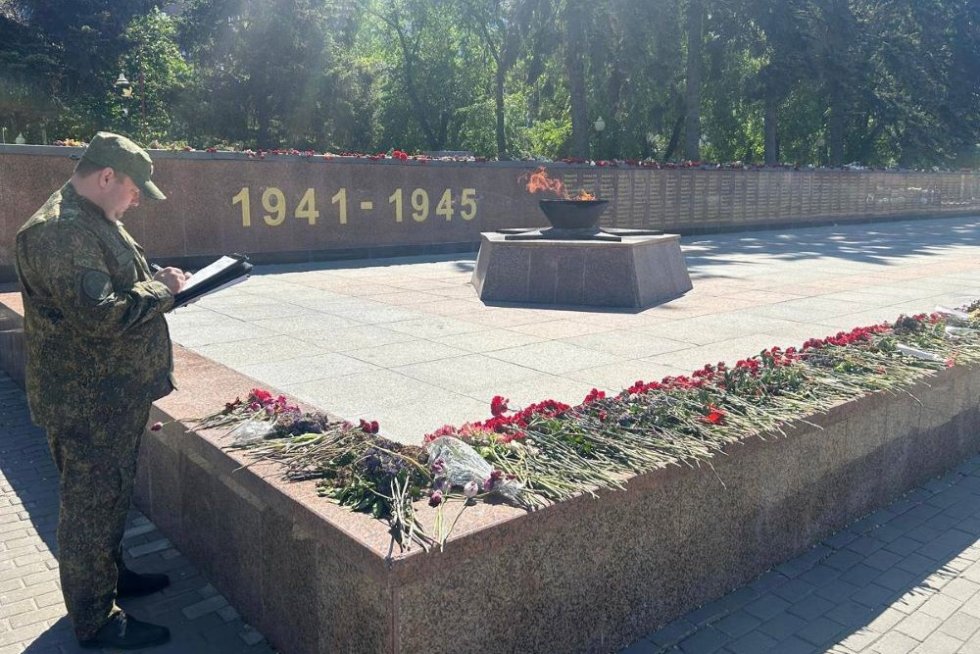 В Воронеже задержан 45-летний мужчина, подозреваемый в осквернении символа воинской славы и памяти защитников Отечества. В ночь на 16 мая неизвестный погасил Вечный огонь в мемориальном комплексе на Московском проспекте. По факту осквернения братской могилы советских солдат уголовные дела возбудили полиция и Следственный комитет. В ближайшее время мужчина будет доставлен в следственный отдел по Коминтерновскому району Воронежа для допроса. Расследование продолжается. СУ СК России по Воронежской области