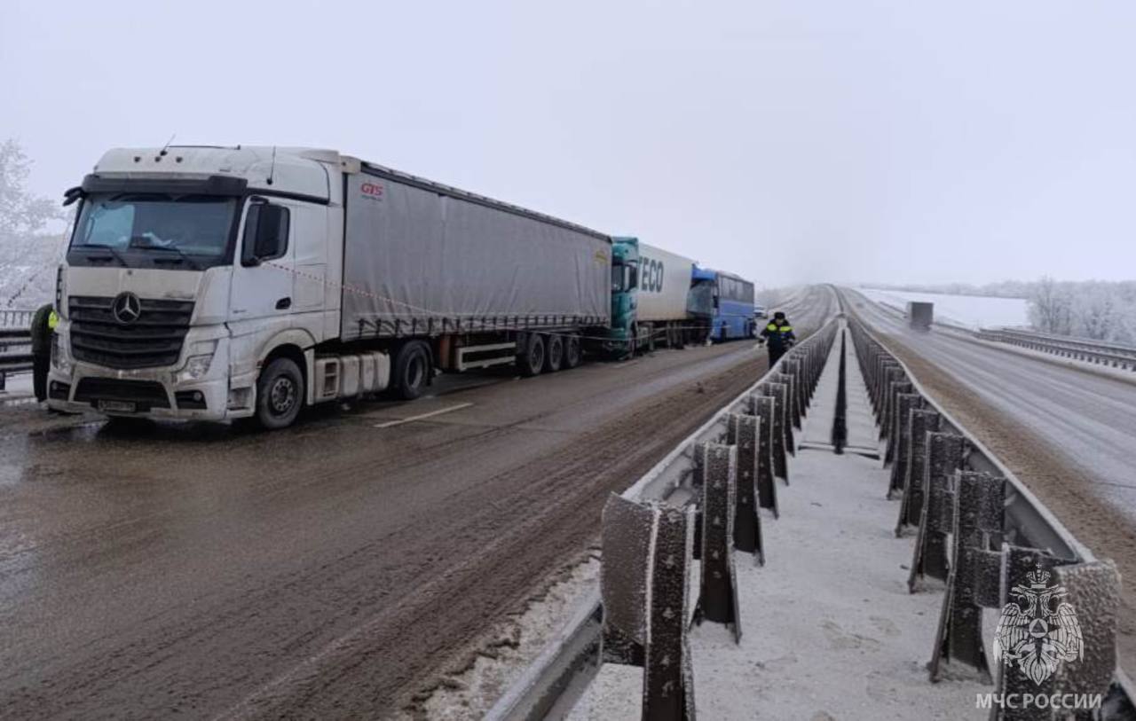 ДТП в Зольском районе  На 30 км автодороги «обход г. Пятигорска» произошло ДТП с участием 2-х грузовых автомобилей, 1-м пассажирским автобусом находящийся на маршруте «Москва-Назрань» и 1-м легковым автомобилем Ford Focus.   В результате происшествия 4 человека доставлены в медицинские учреждения. Погибших нет.  Для деблокировки и ликвидации последствий происшествия привлекались силы и средства Кабардино-Балкарской противопожарно-спасательной службы.   Движение на данном участке автодороги организовано в штатном режиме.   Призываем водителей транспортных средств снижать скорость, выдерживать безопасную дистанцию и избегать резких маневров.