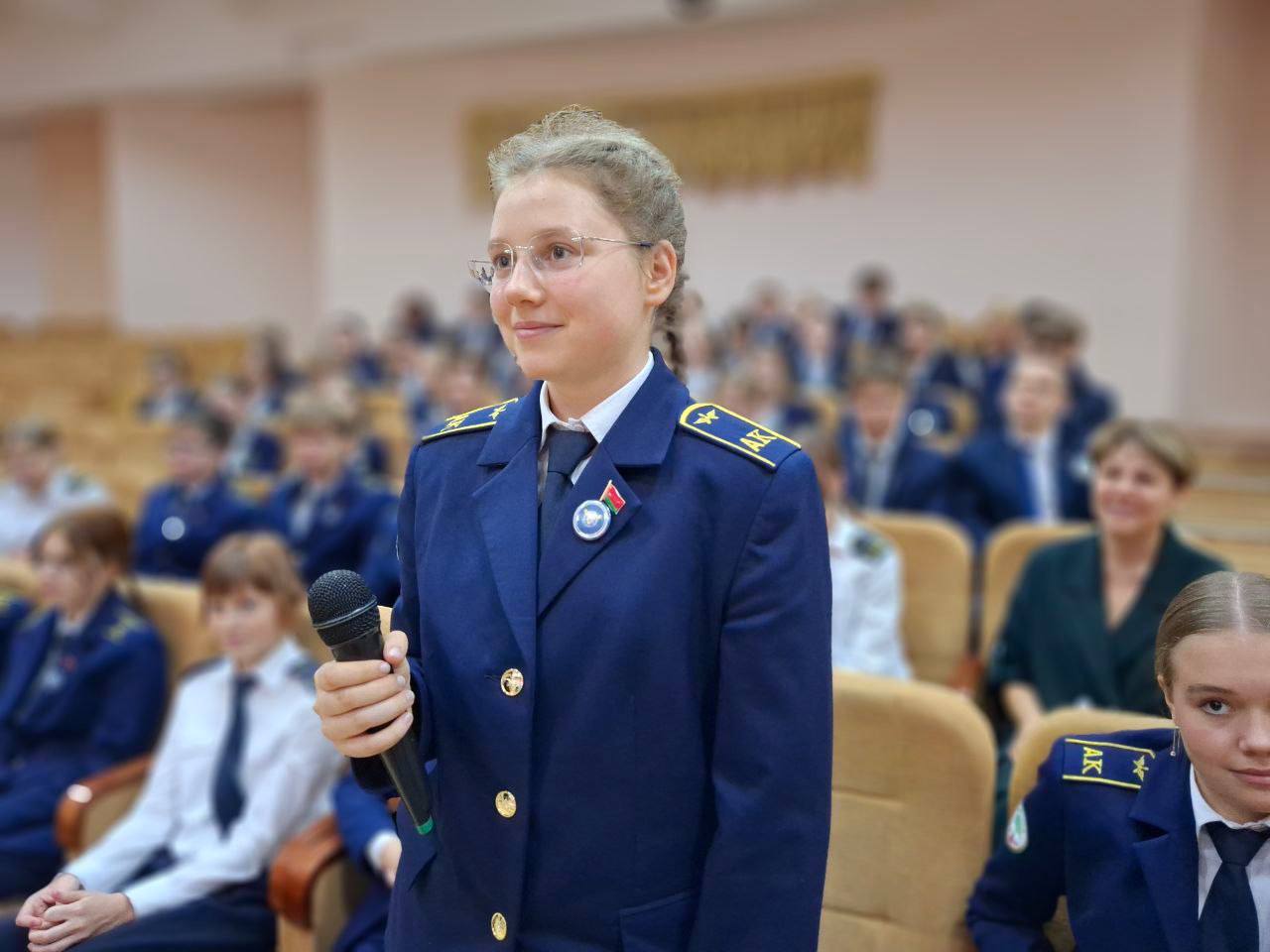 Диалоговая площадка Беларусь это МЫ объединила выпускников Фрунзенского района в канун Дня народного единства В рамках проекта Актуальный микрофон для старшеклассников Фрунзенского района г Минска была организована диалоговая площадка Беларусь это МЫ Спикерами выступили Сергей Клишевич Национального собрания VII созыва член Постоянной комиссии по образованию культуре и науке и Оксана Якубовская председатель Фрунзенского районного отделения партии Белая Русь Обсуждение затронуло самые актуальные темы от сохранения национальной идентичности до возможностей для молодежи влиять на будущее страны Оксана Якубовская подчеркнула Единство начинается с уважения к истории к культуре к друг другу Молодёжь сегодня не просто наблюдатель а активный участник процессов которые формируют будущее страны Кроме того спикеры напомнили историческую основу праздника восстановление справедливости и воссоединение Беларуси в 1939 году что стало важным ориентиром для национального самосознания Сергей Клишевич добавил что молодежь уже сегодня творит историю и обратился к выпускникам со словами Белорусская молодёжь это не только будущее но и настоящее Именно вы формируете общественные смыслы защищаете историческую правду и укрепляете суверенитет страны Telegram Instagram Partiya by