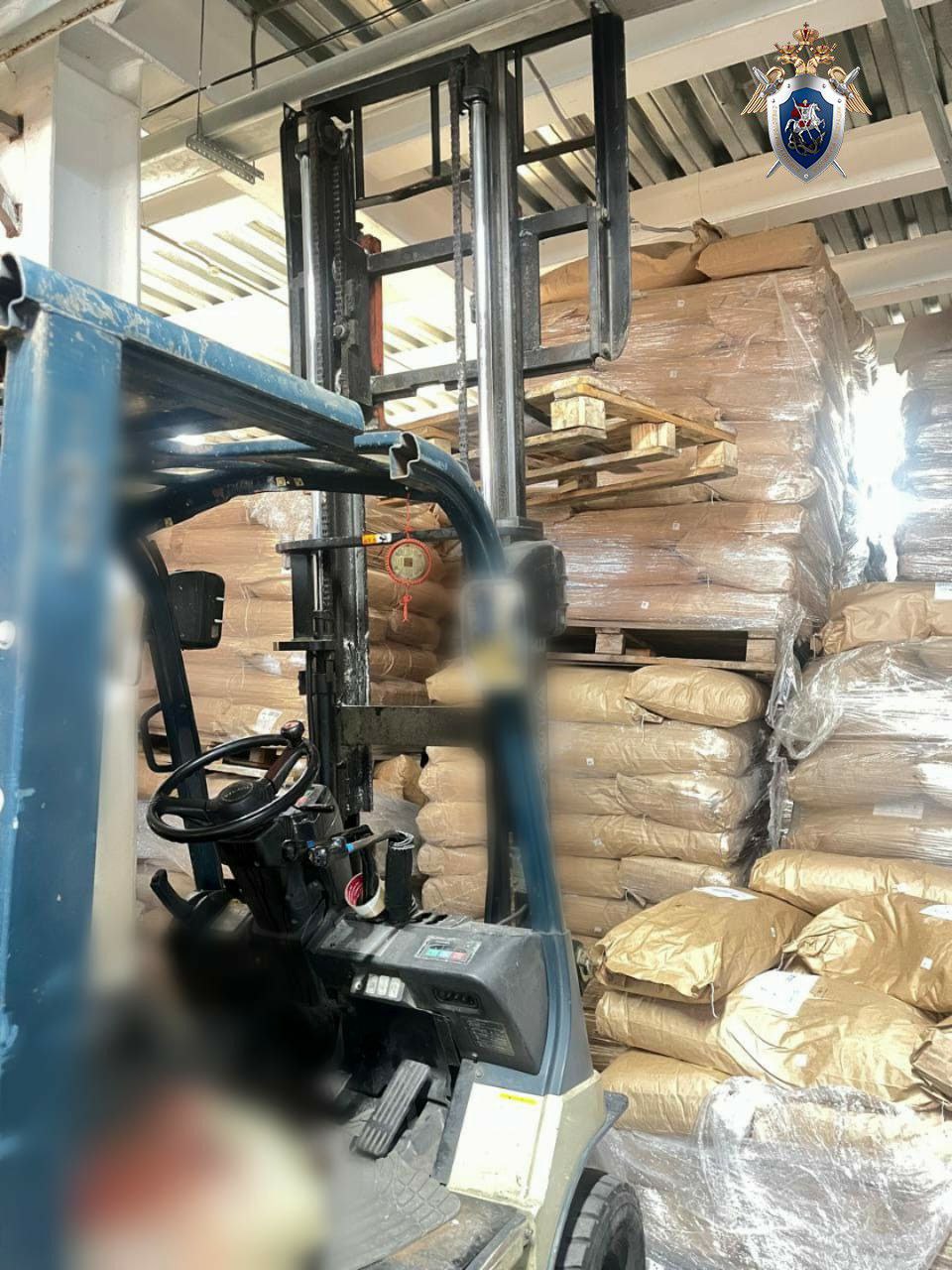 В Хабаровском крае проводится проверка по факту гибели работника предприятия Вяземским межрайонным следственным отделом СУ СК России по Хабаровскому краю и ЕАО инициировано проведение процессуальной проверки по ст. 143 УК РФ нарушение требований охраны труда . По информации следствия, 17 июня 2025 года в помещении склада организации в Хабаровском крае водитель, производивший работы на автопогрузчике, погиб при сдавливании его подъемным механизмом машины. Следователем осмотрено место происшествия, опрашиваются очевидцы случившегося, проводятся следственные и иные процессуальные действия. В ходе проверки будет дана оценка действиям уполномоченных лиц по обеспечению безопасности при организации проведения работ. По результатам проверки будет принято законное решение.