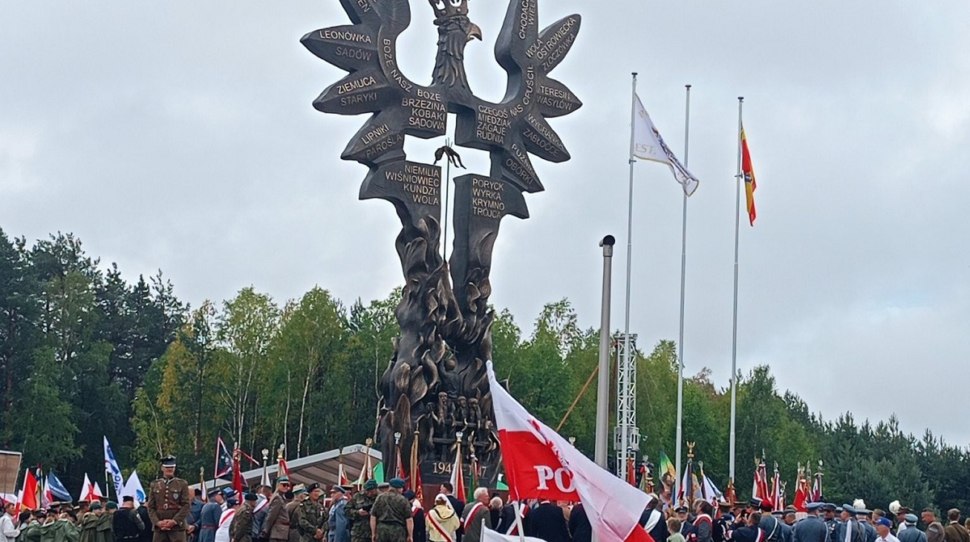 В апреле Польша начнёт эксгумацию жертв украинских нацистов  В апреле в с. Пужники Ивано-Франковской области Украины начнётся эксгумация жертв запрещённой в России ОУН-УПА  с участием представителей Польского института национальной памяти, Поморского медицинского университета и украинских экспертов.   Затраты на проведение работ покроет польский фонд «Свобода и демократия».  Пужники подверглись нападению ОУН-УПА в 1945 г. Погибли сто жителей. Остальные позже бежали на территорию Польши. Эксгумация в Пужниках - первая из серии подобных процедур, о которых Варшава договорилась с Киевом и о которой узнали граждане Польши.   Министерство культуры и национального достояния Польши уведомило общественность, что, учитывая чувствительность темы жертв ОУН-УПА, будет сообщать только о завершённых эксгумациях и не будет информировать о том, где данные процедуры ещё продолжаются.   Польские активисты полагают, что таким образом Варшава помогает Киеву утаить масштабы злодеяний ОУН-УПА. Делается это во избежание роста антиукраинских настроений среди поляков и ради сохранения союза Польши и Украины против России.