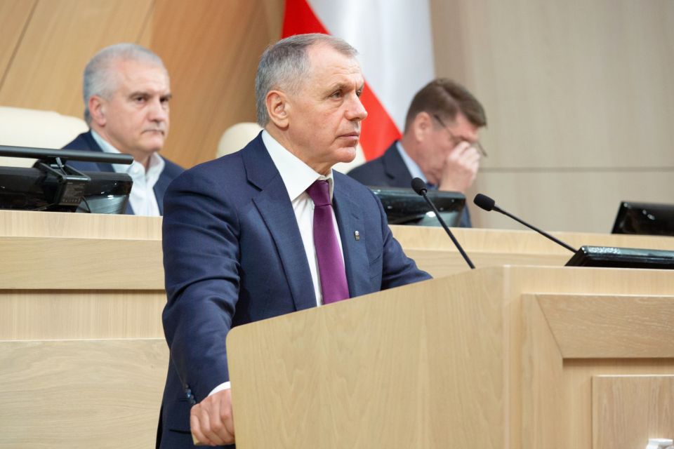 В Крыму предложили построить дорогу от Геническа до Феодосии через Арабатскую стрелку Среда 11 февраля Крым 24 В Крыму предложили соединить Феодосию и Геническ трассой через Арабатскую стрелку в Азовском море Такое заявление сделал председатель Государственного Совета Крыма Владимир Константинов на выездном совещании Совета по вопросам интеграции воссоединенных субъектов в правовую и социально экономическую системы РФ при Совете Федерации Совещание состоялось в среду 11 февраля в Симферополе под руководством первого заместителя председателя Совета Федерации Андрея Яцкина С Донбассом Херсонской и Запорожской областями Крым объединяет многое Поэтому сегодня мы обсуждаем совместные проекты полезные для наших регионов и нашей общей Родины России отметил Константинов в своём Telegram канале Подробнее