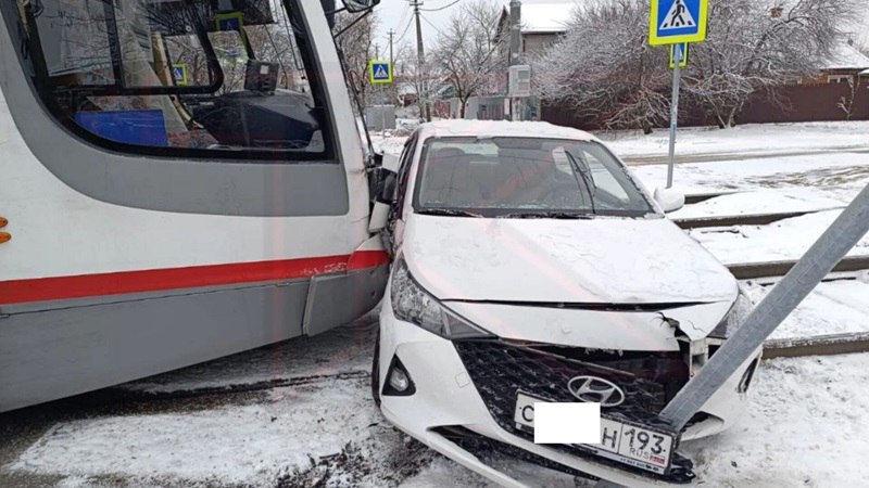 День жестянщика наступил в Краснодарском крае после снегопада  На Кубань в выходные обрушился снегопад, за которым последовали дорожные аварии. Ряд ДТП произошёл в Краснодаре, Апшеронском, Гулькевичском и Усть-Лабинском районах.  Подробности – на сайте.    ‍Работа  Авто    Глэмпинг