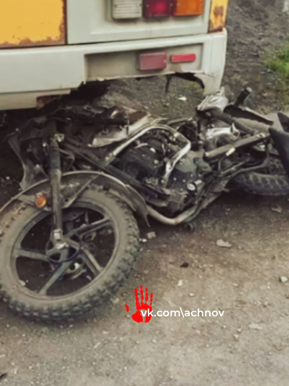 В Ашинском округе подросток на Ладе врезался в подростка на мотоцикле. Байкер погиб. Трагедия произошла в пос. Кропачево. По данным ГАИ региона, за рулём автомобиля был 17-летний парень. Он не уступил дорогу мотоциклисту без номеров. После столкновения байкер, ровесник виновника ДТП, влетел в припаркованный автобус. Полицейские устанавливают все детали случившегося. На водителя «Лады» составлен административный протокол за вождение без прав.
